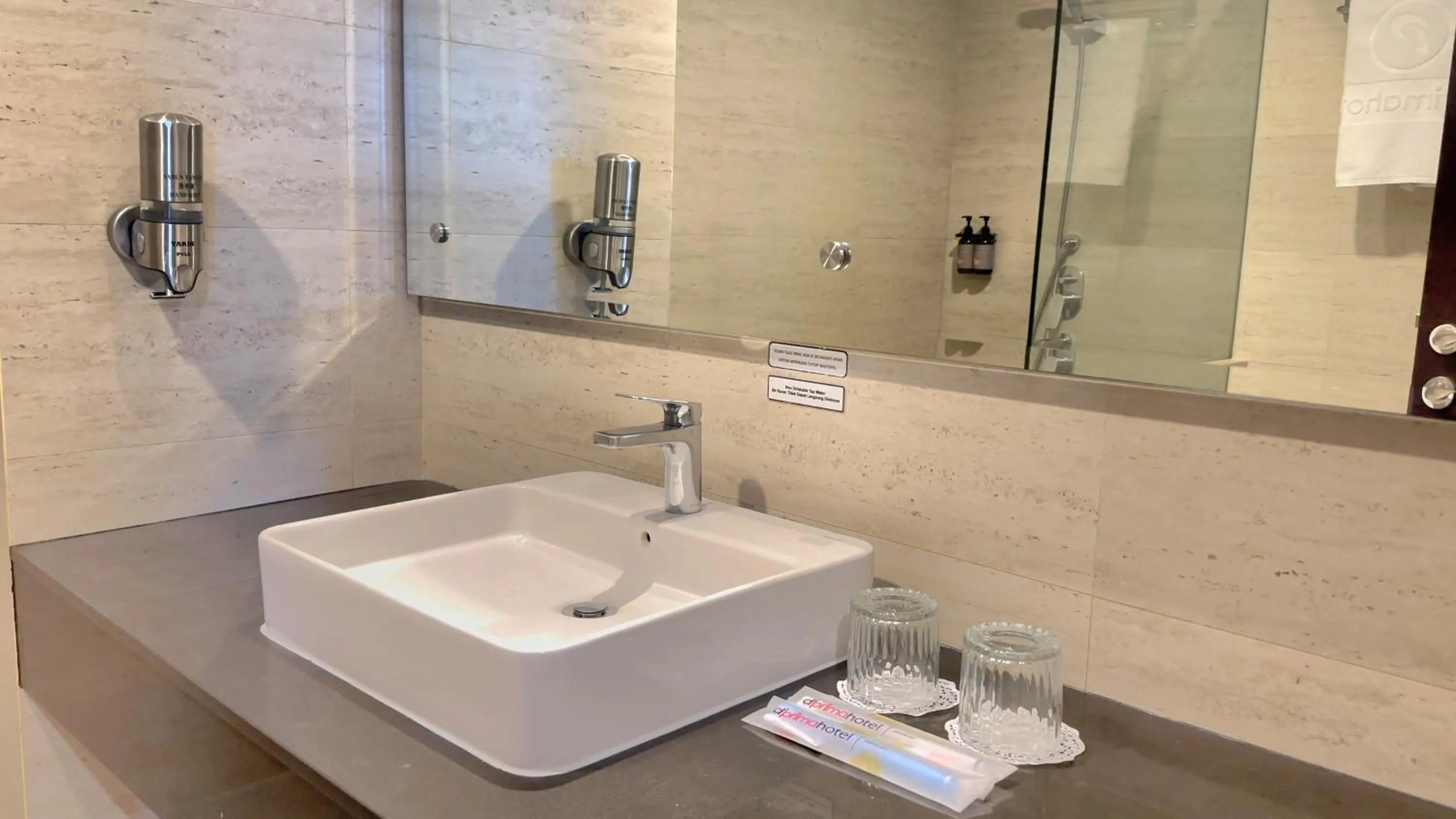 Bathroom in d'primahotel Kualanamu Airport Medan