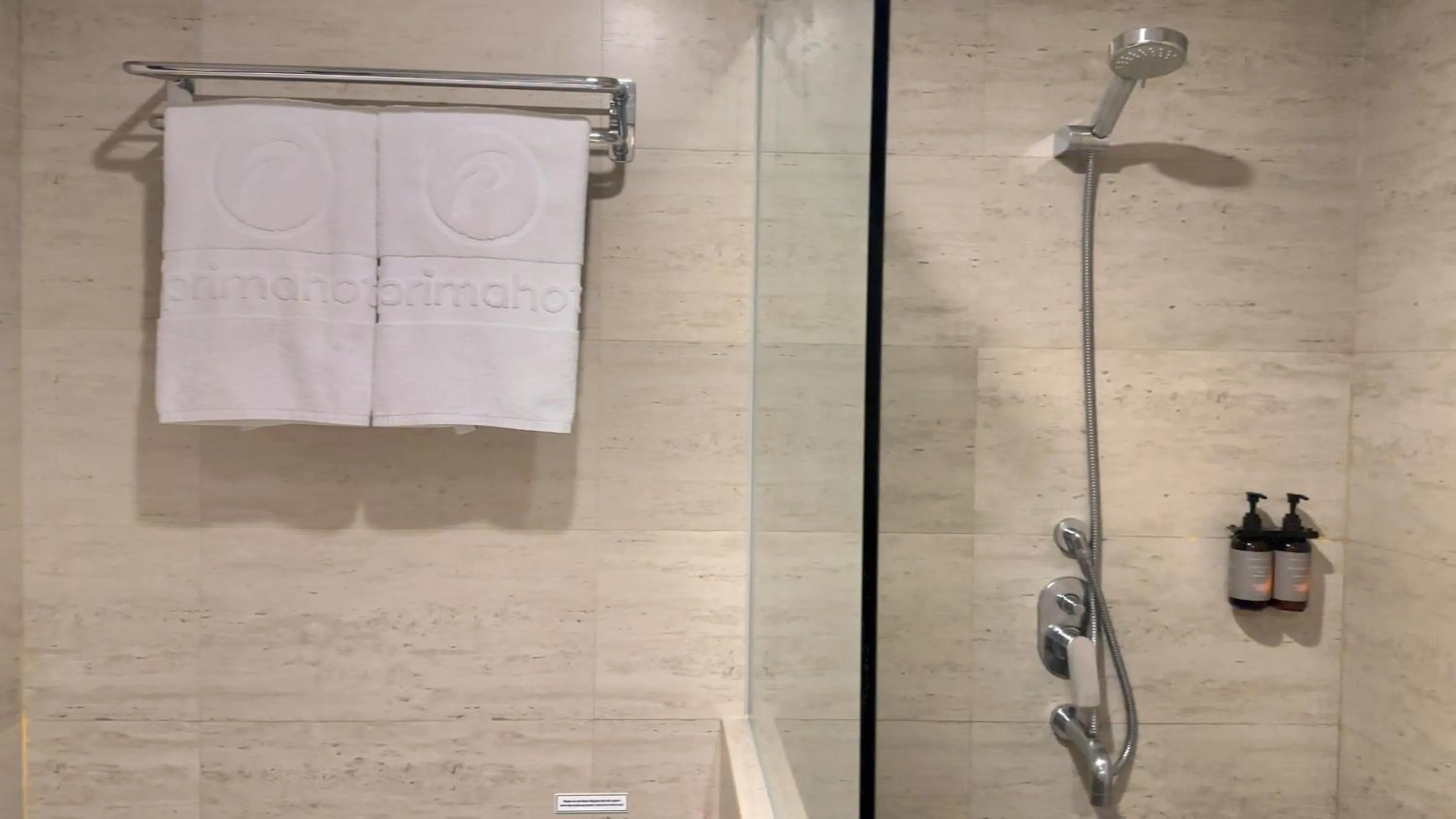 Shower in d'primahotel Kualanamu Airport Medan