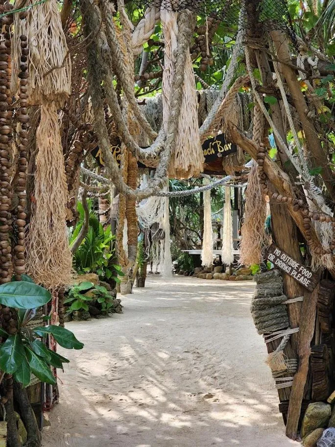 Restaurant/places to eat in Haadson Resort & Koh Raham