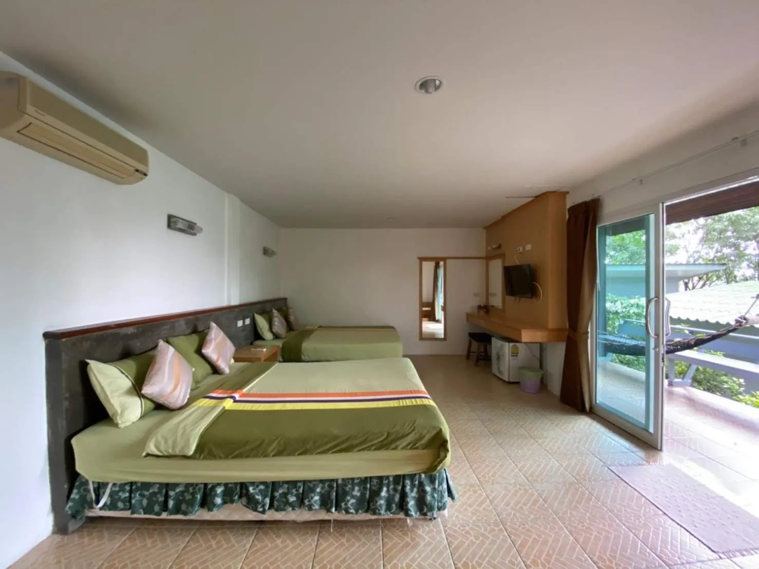 Photo of the whole room, Bed in Haadson Resort & Koh Raham
