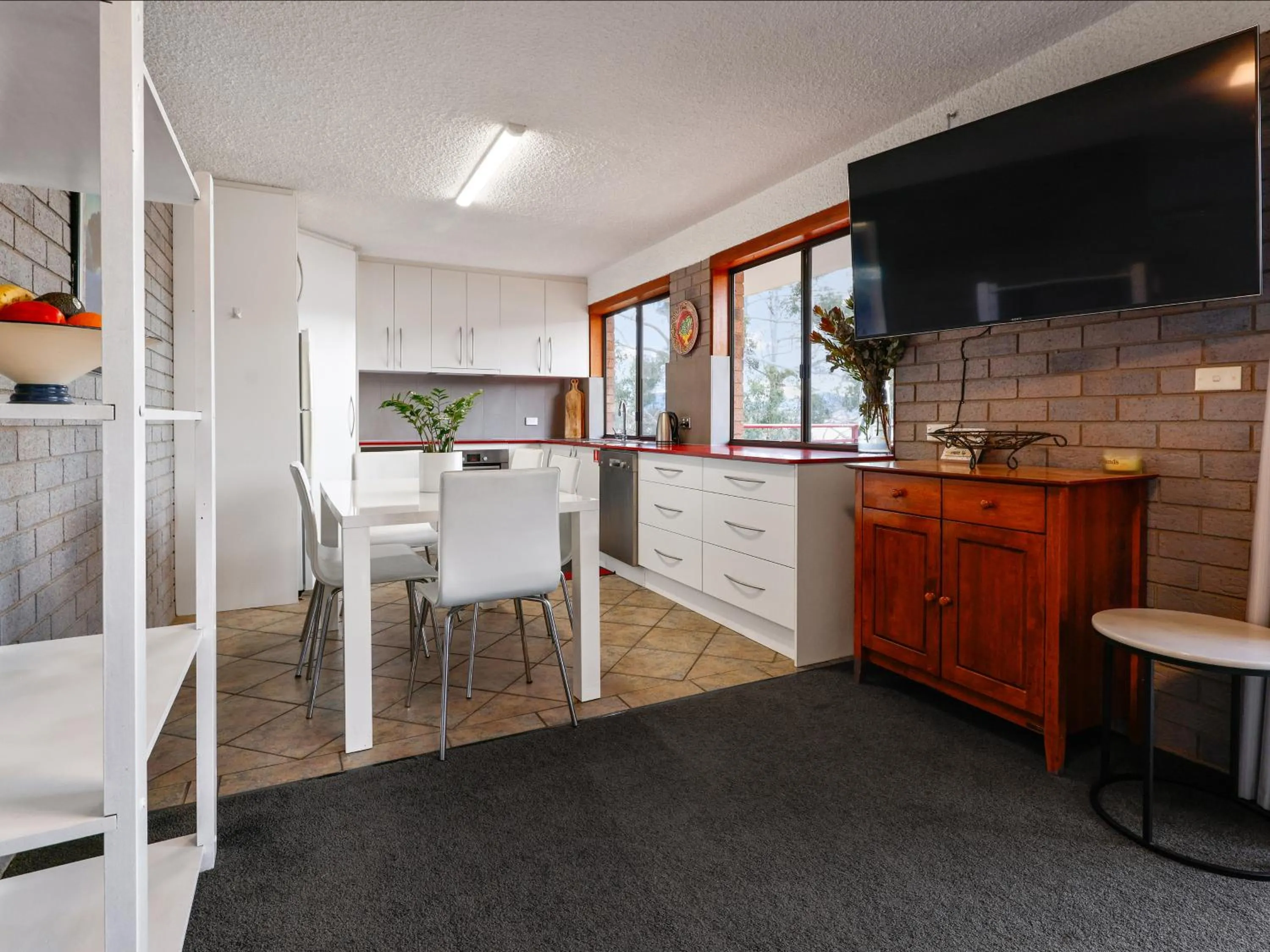 TV and multimedia in Pontis Lodge Waterfront Apartment