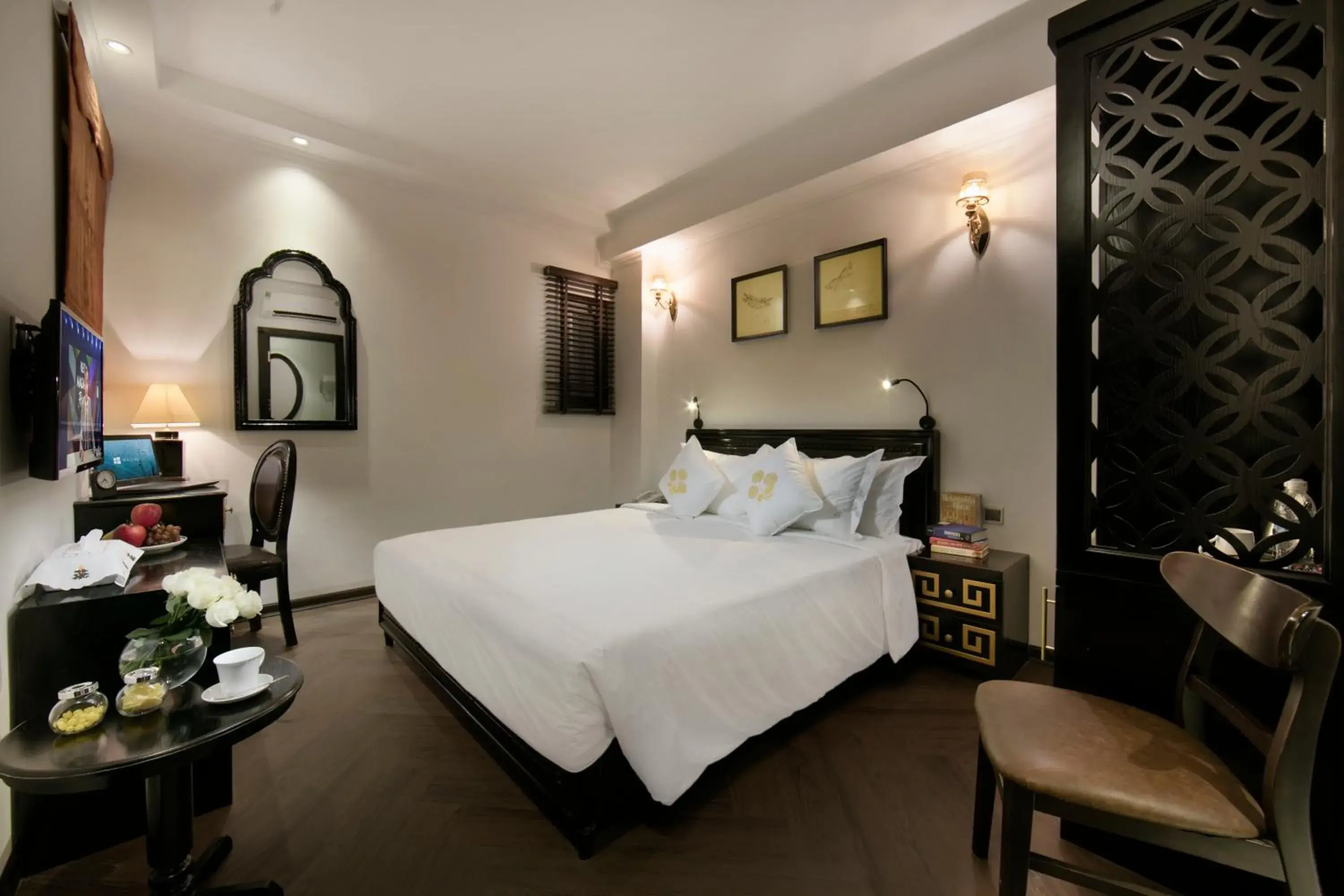 Photo of the whole room, Bed in Hanoi Center Silk Premium Hotel & Spa & Travel Photo of the whole room, Bed in Hanoi Center Silk Premium Hotel & Spa & Travel
