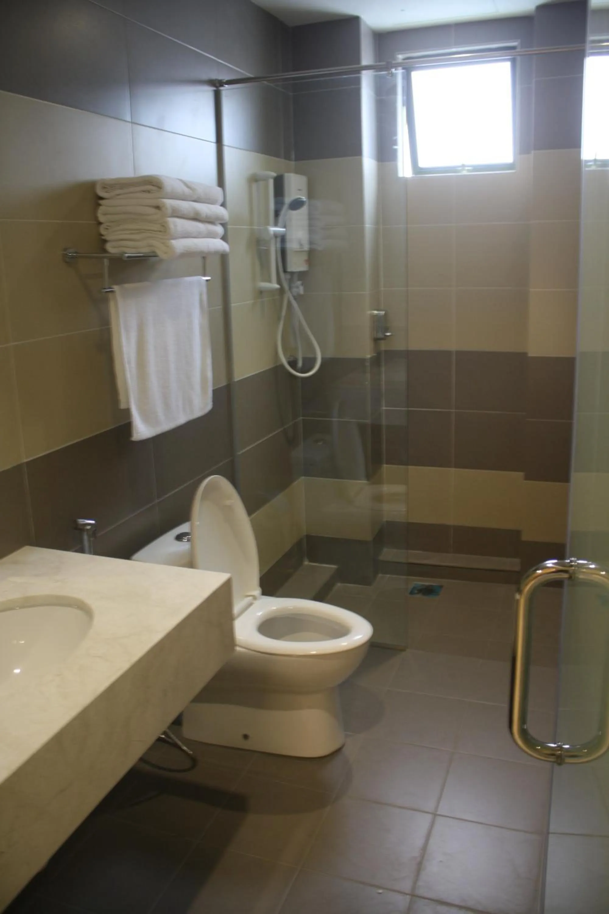 Shower in Aurora Hotel