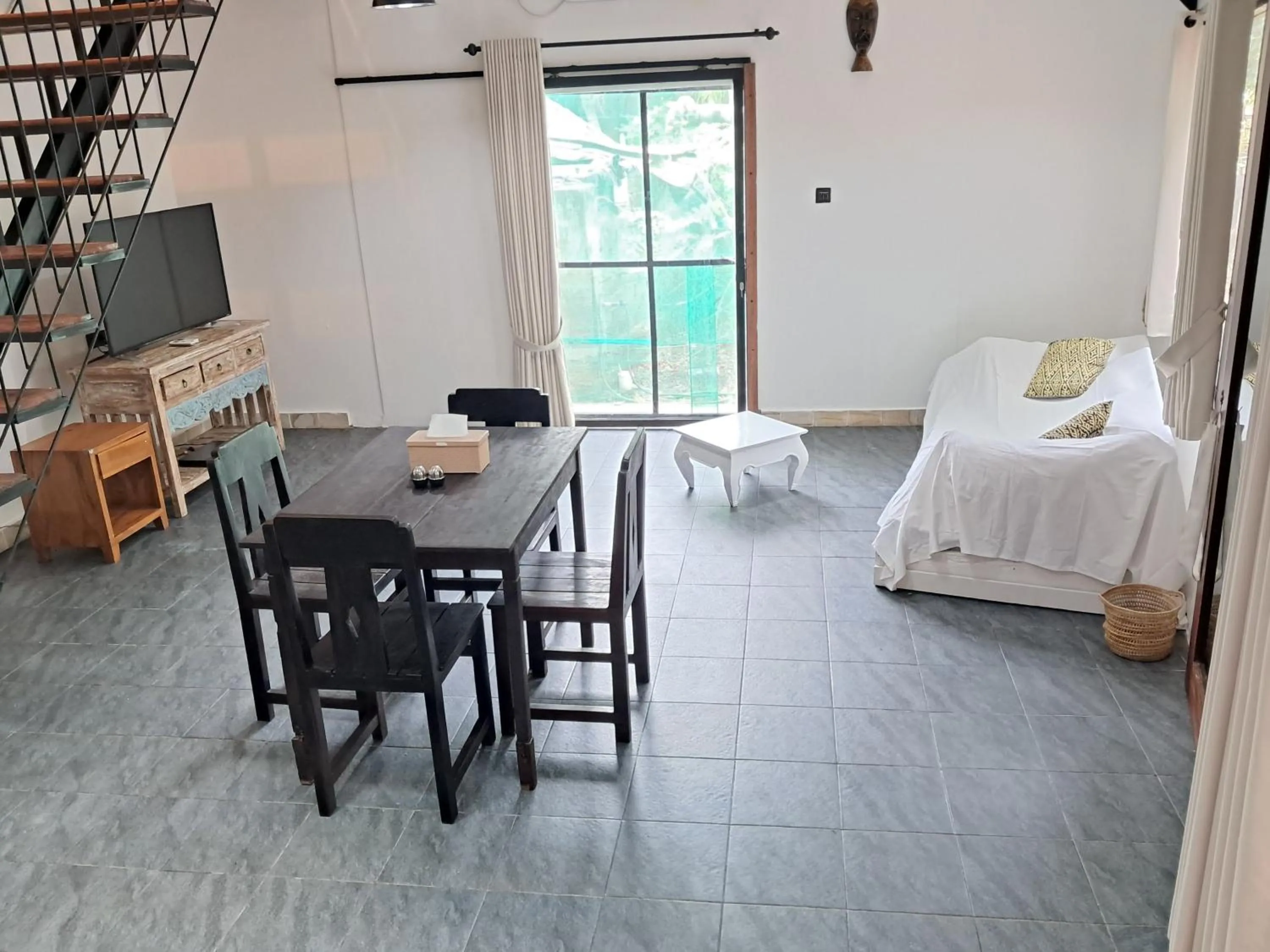 TV and multimedia, Bed in Katara Gili, Boutique Rooms and Bungalows