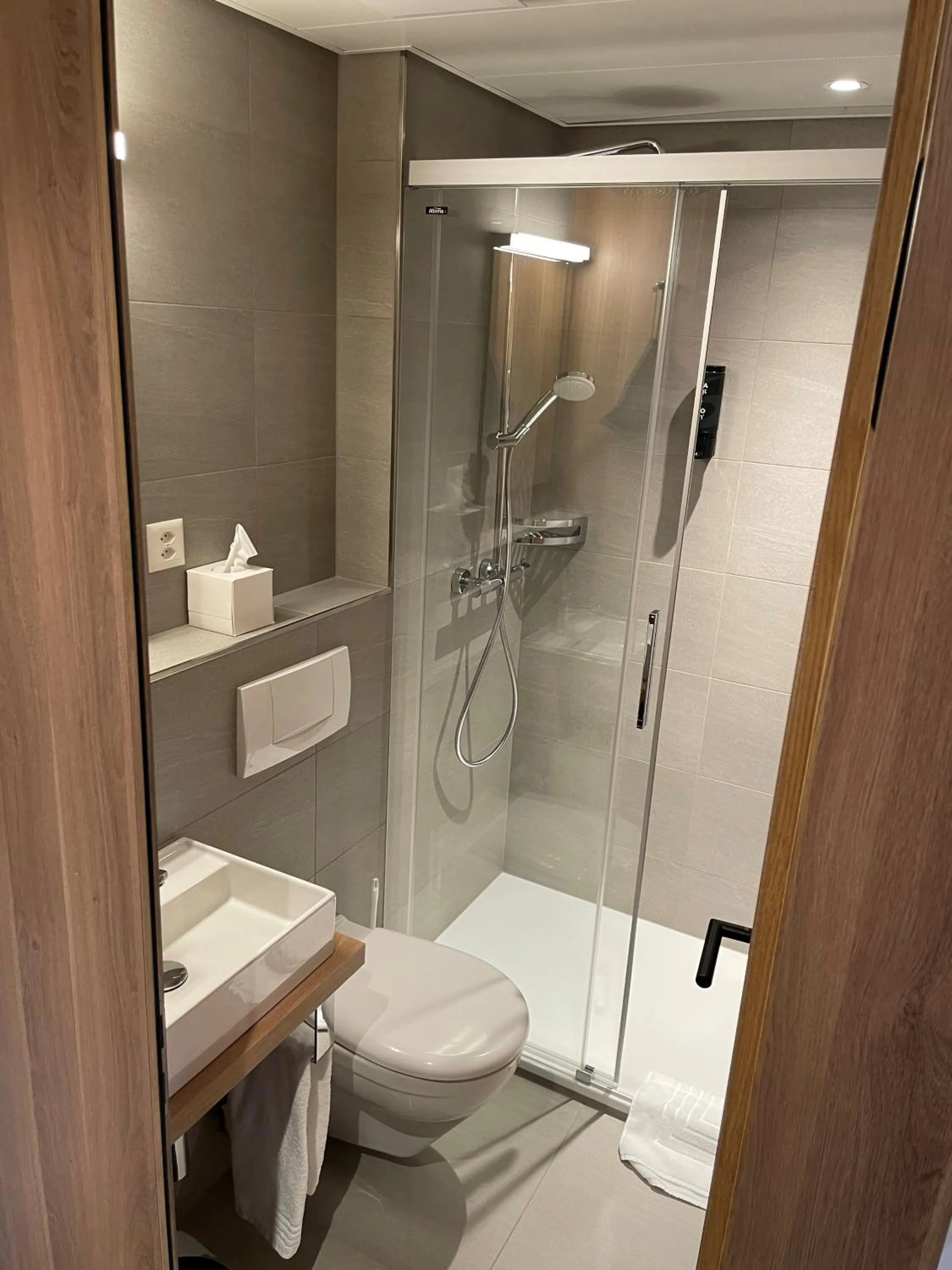 Shower in Hotel Loge