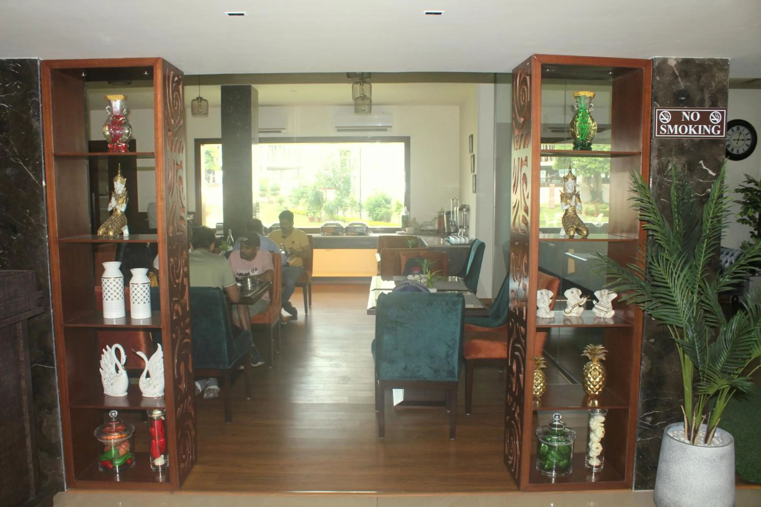 Restaurant/places to eat in Hotel Ambica Katra