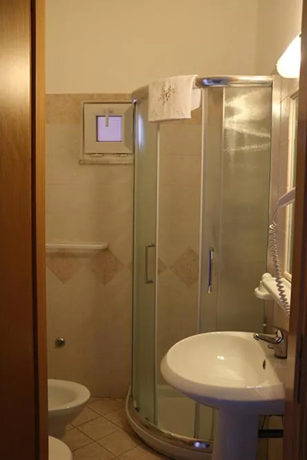 Shower in B&B Gattopardo