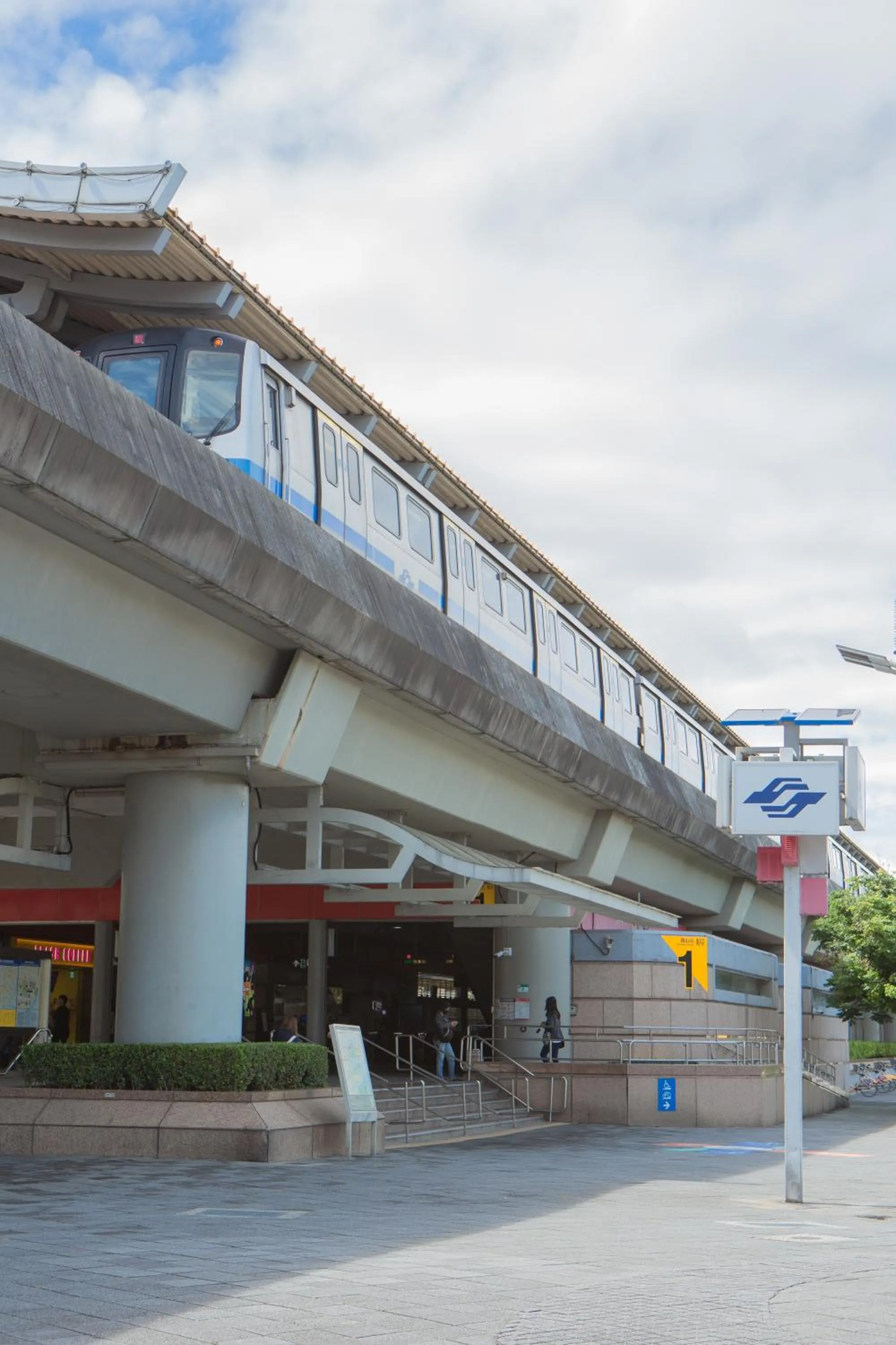 Corner Hostel & Cafe