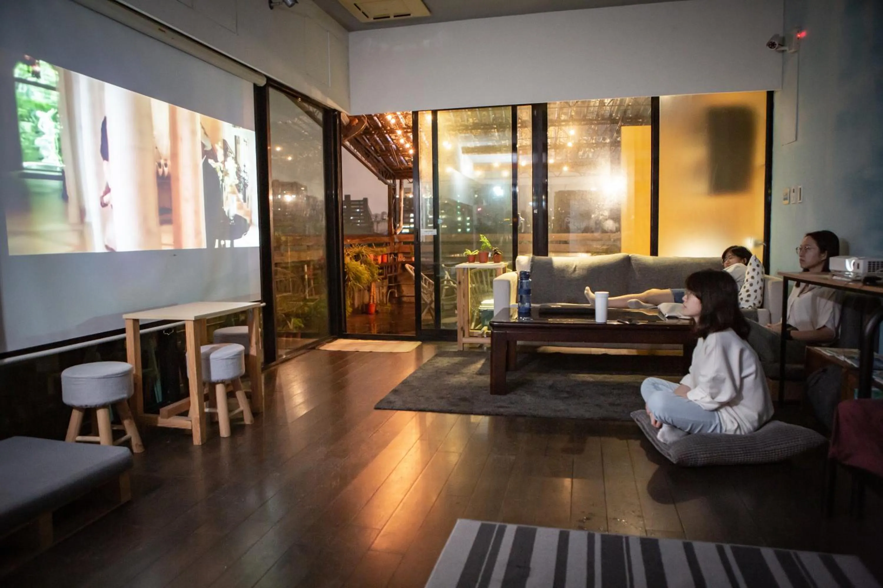 Corner Hostel & Cafe