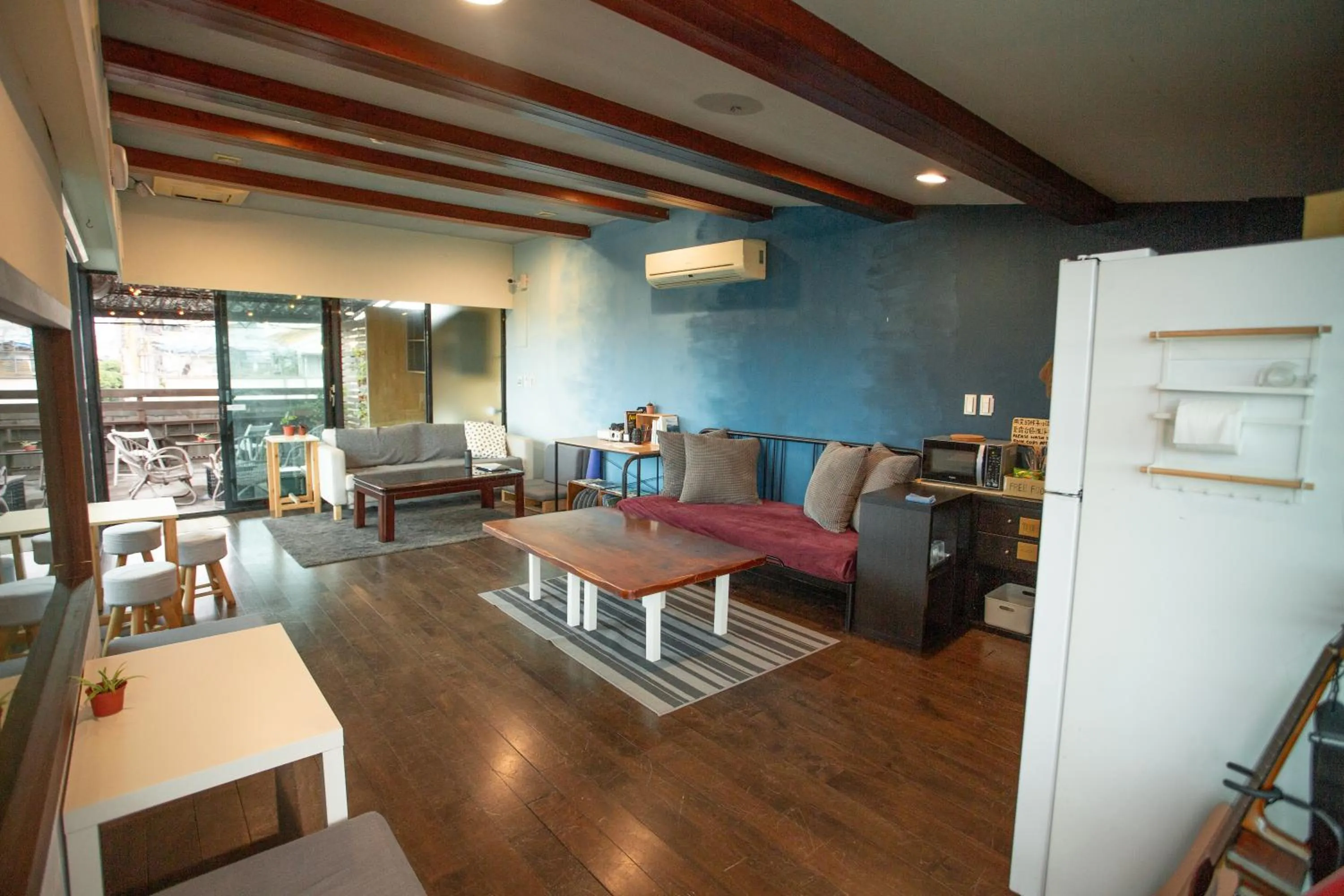 Corner Hostel & Cafe