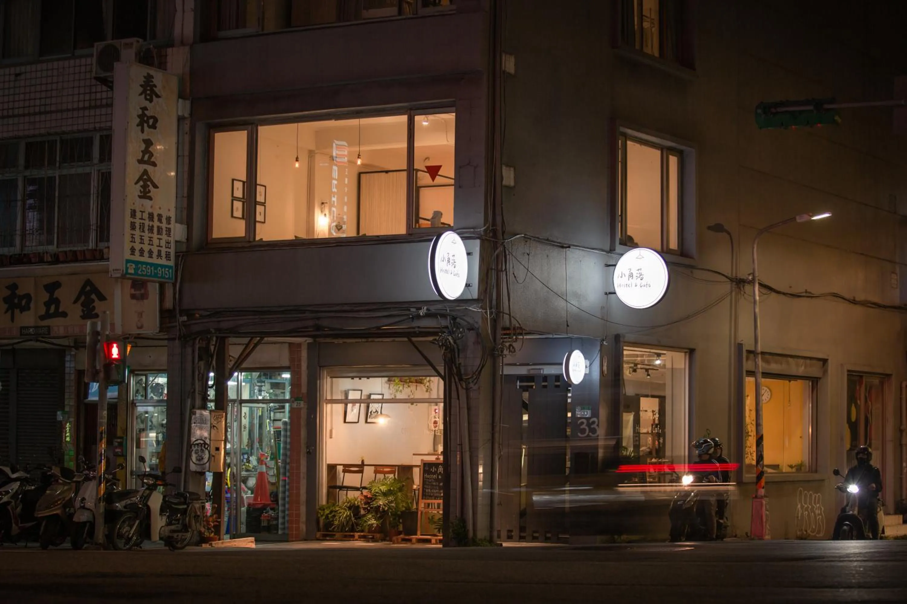 Corner Hostel & Cafe