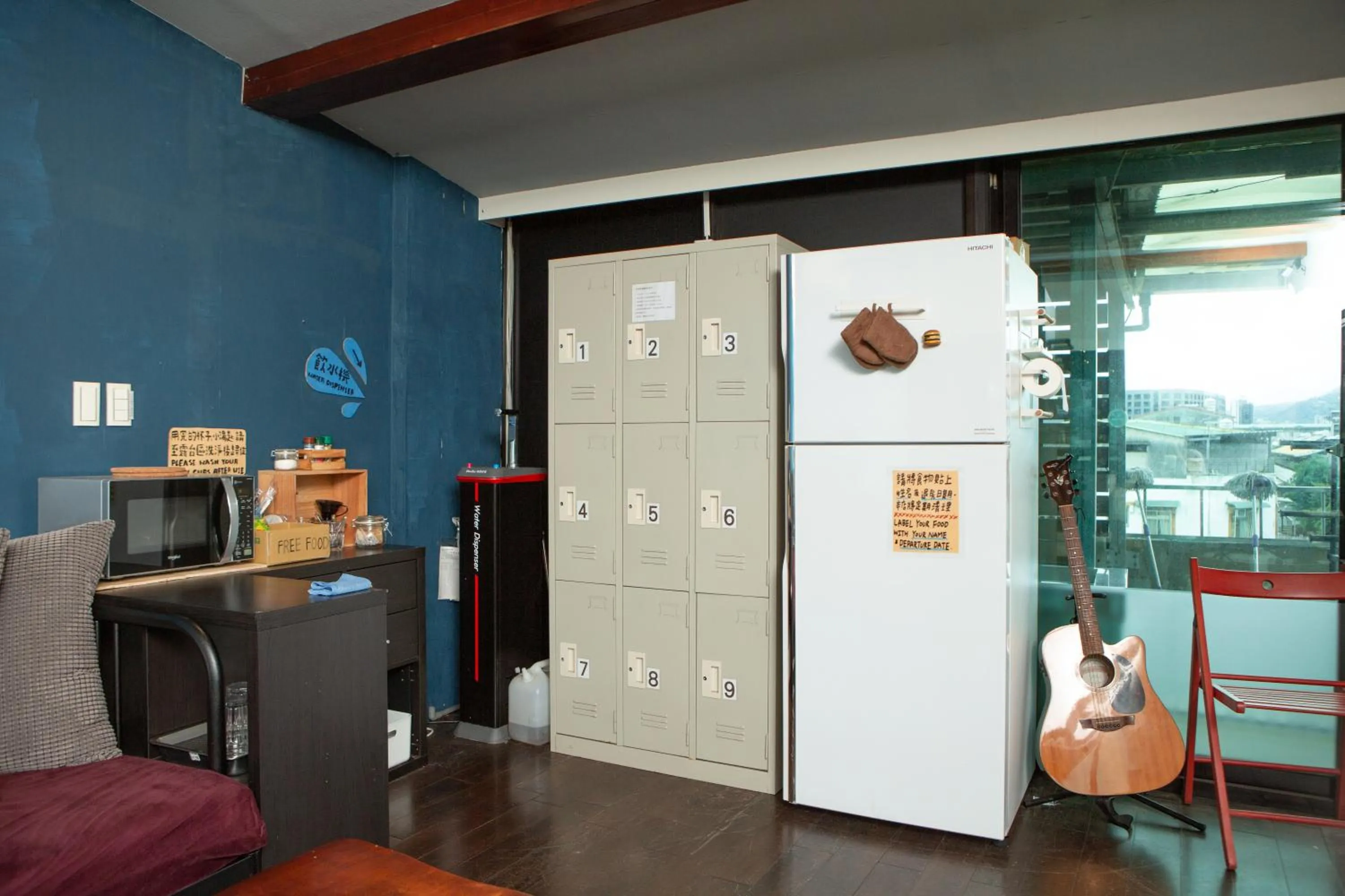 Corner Hostel & Cafe