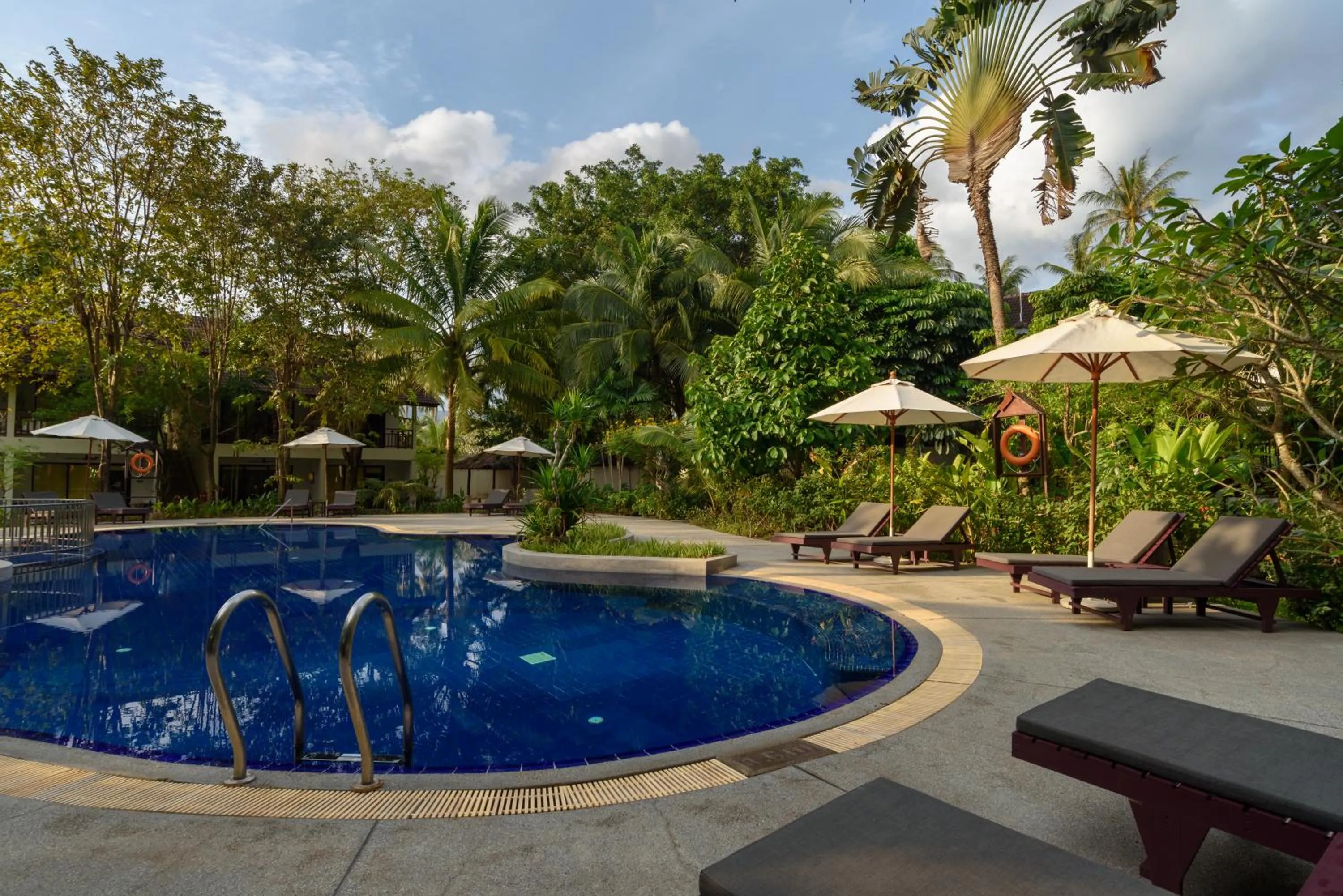 Pool view in Paradise Beach Resort, Koh Samui - SHA Extra Plus