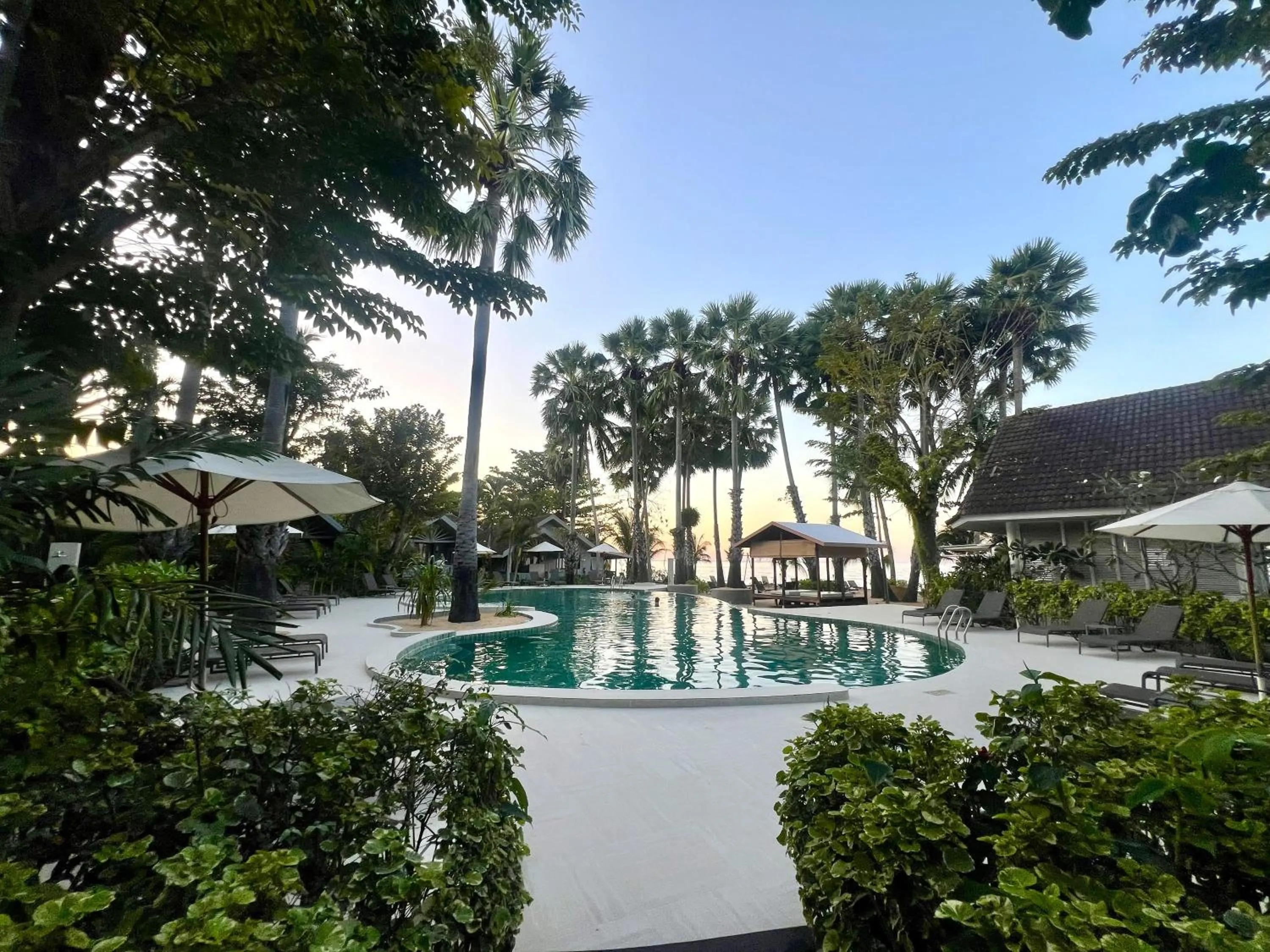 Pool view in Paradise Beach Resort, Koh Samui