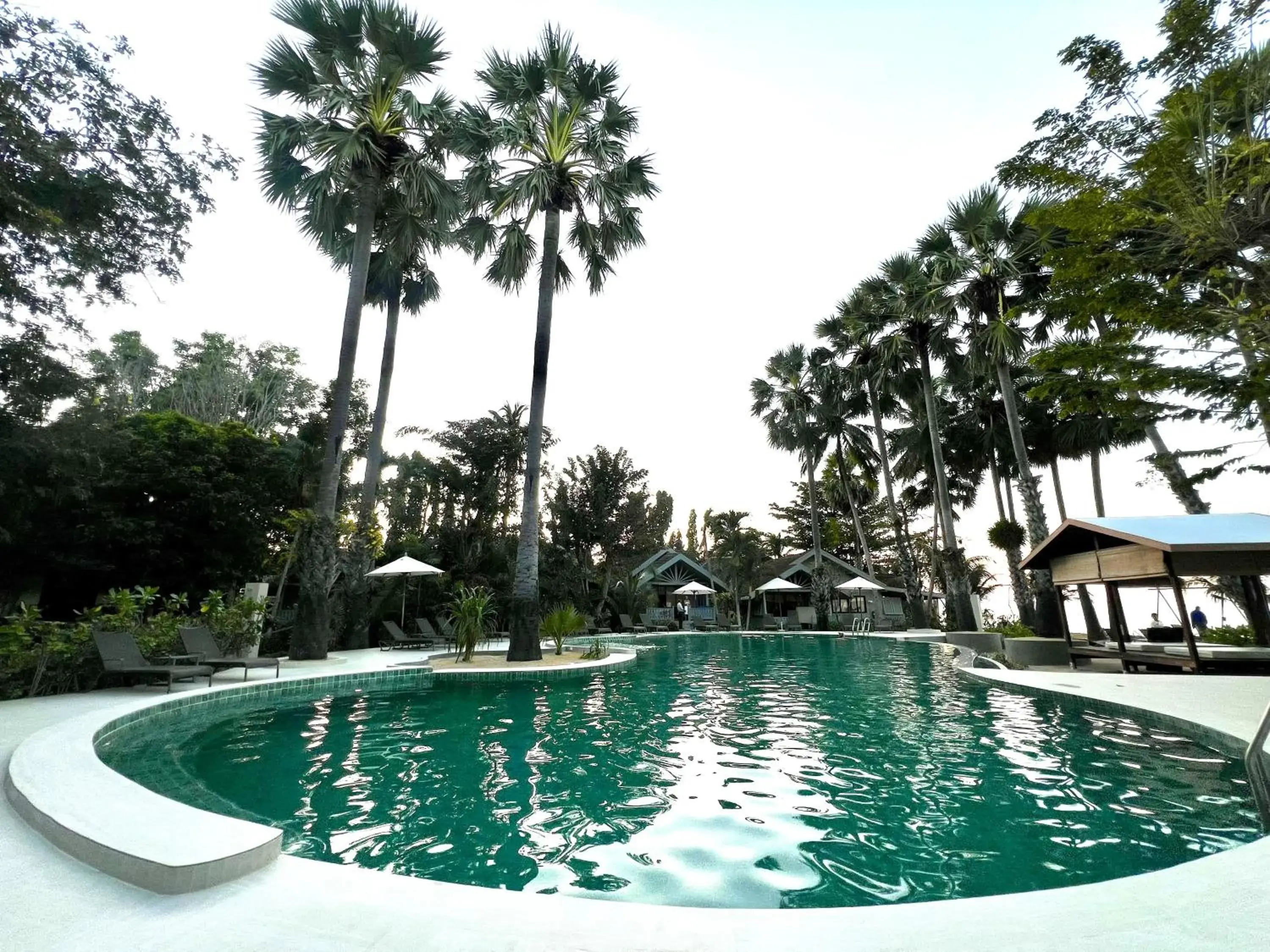 Swimming pool in Paradise Beach Resort, Koh Samui Swimming pool in Paradise Beach Resort, Koh Samui