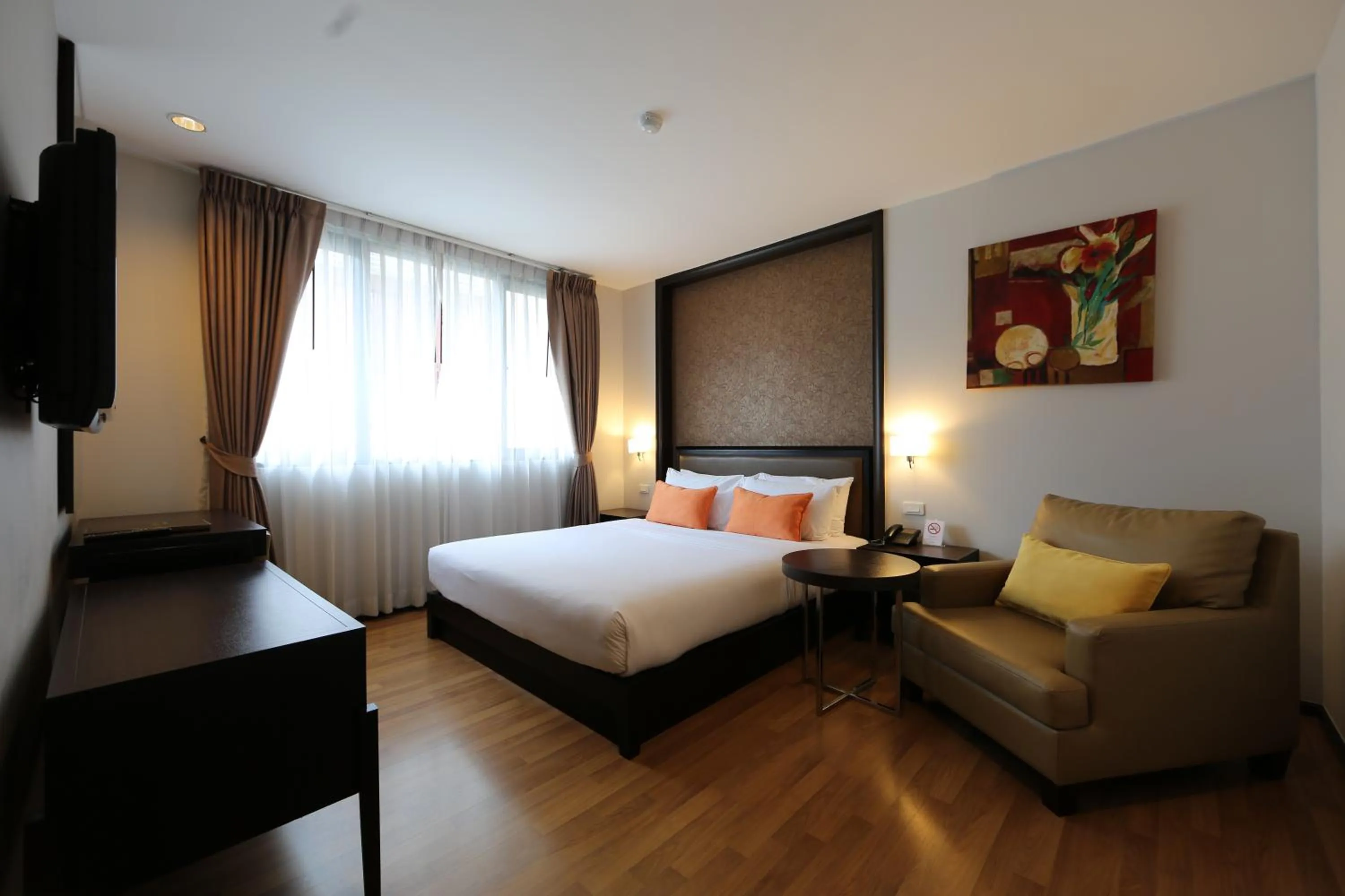 Seating area, Bed in The Dawin Hotel