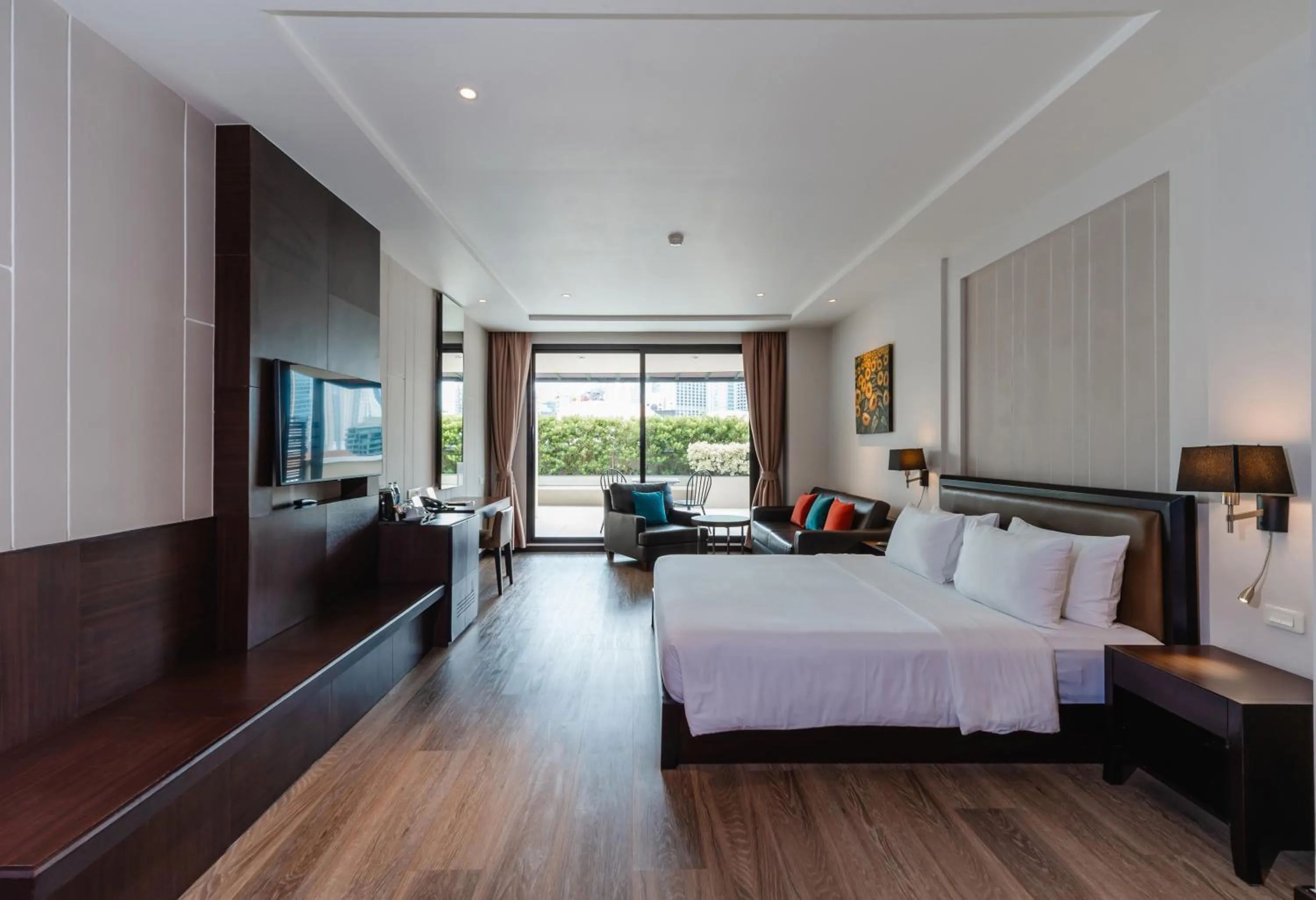 Shower, Bed in The Dawin Hotel