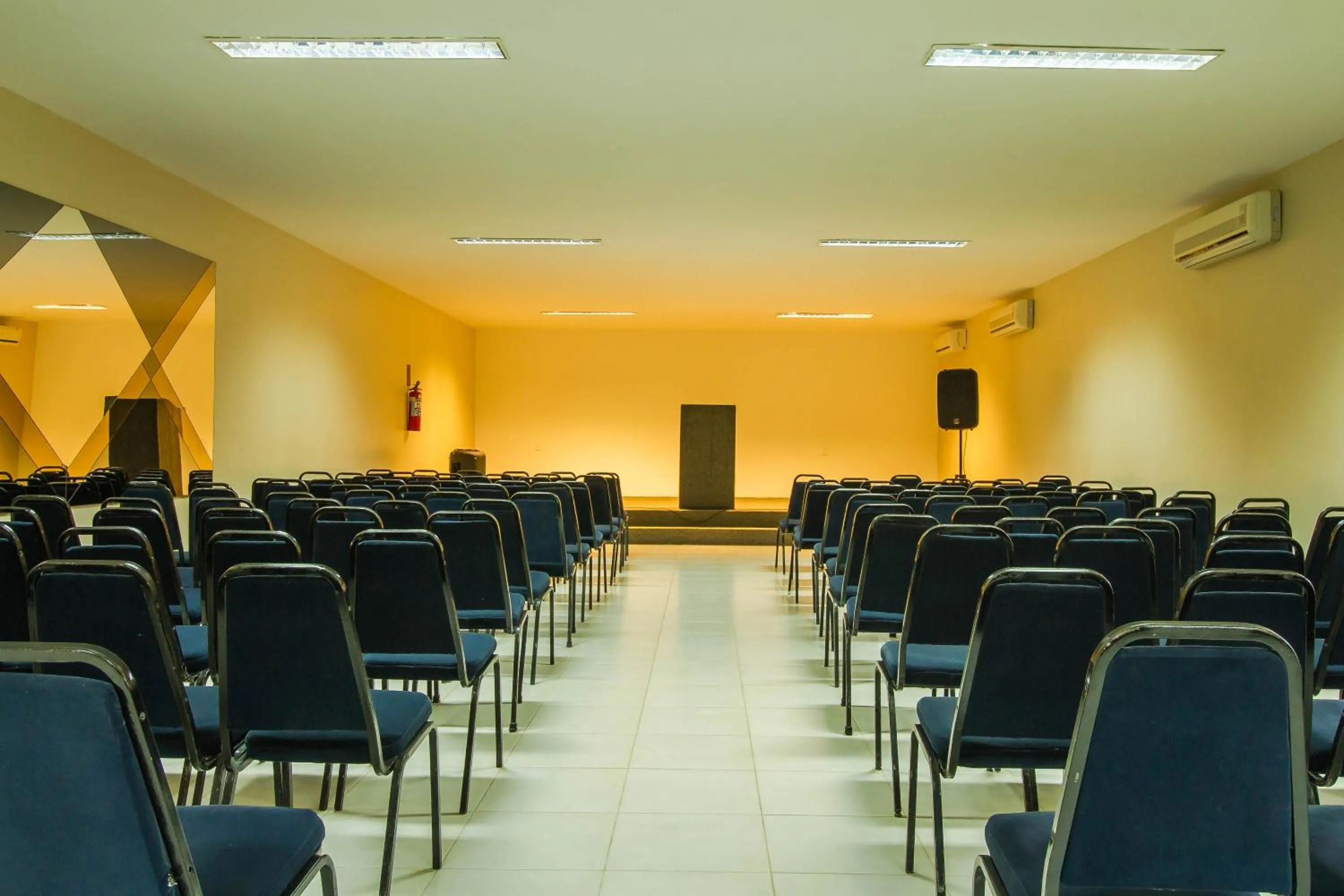 Meeting/conference room in Hotel Tavares Correia