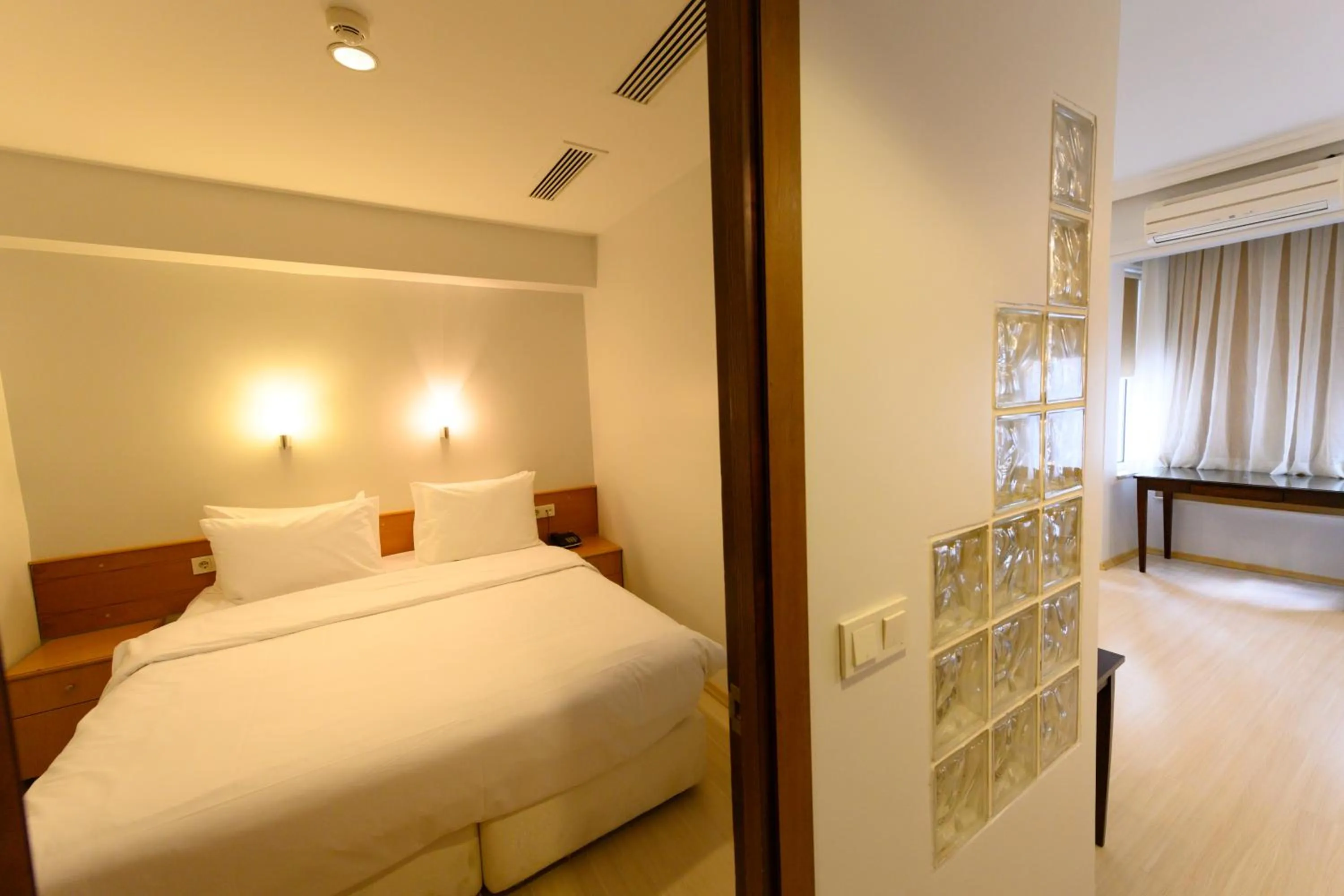 Photo of the whole room, Bed in Entes Apart