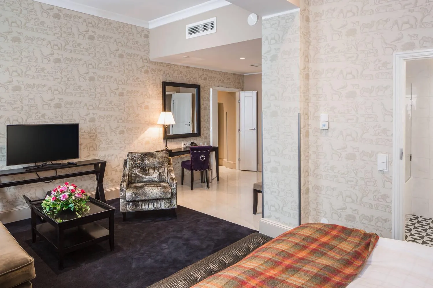 Seating area, Bed in Holiday Club Saimaan Rauha