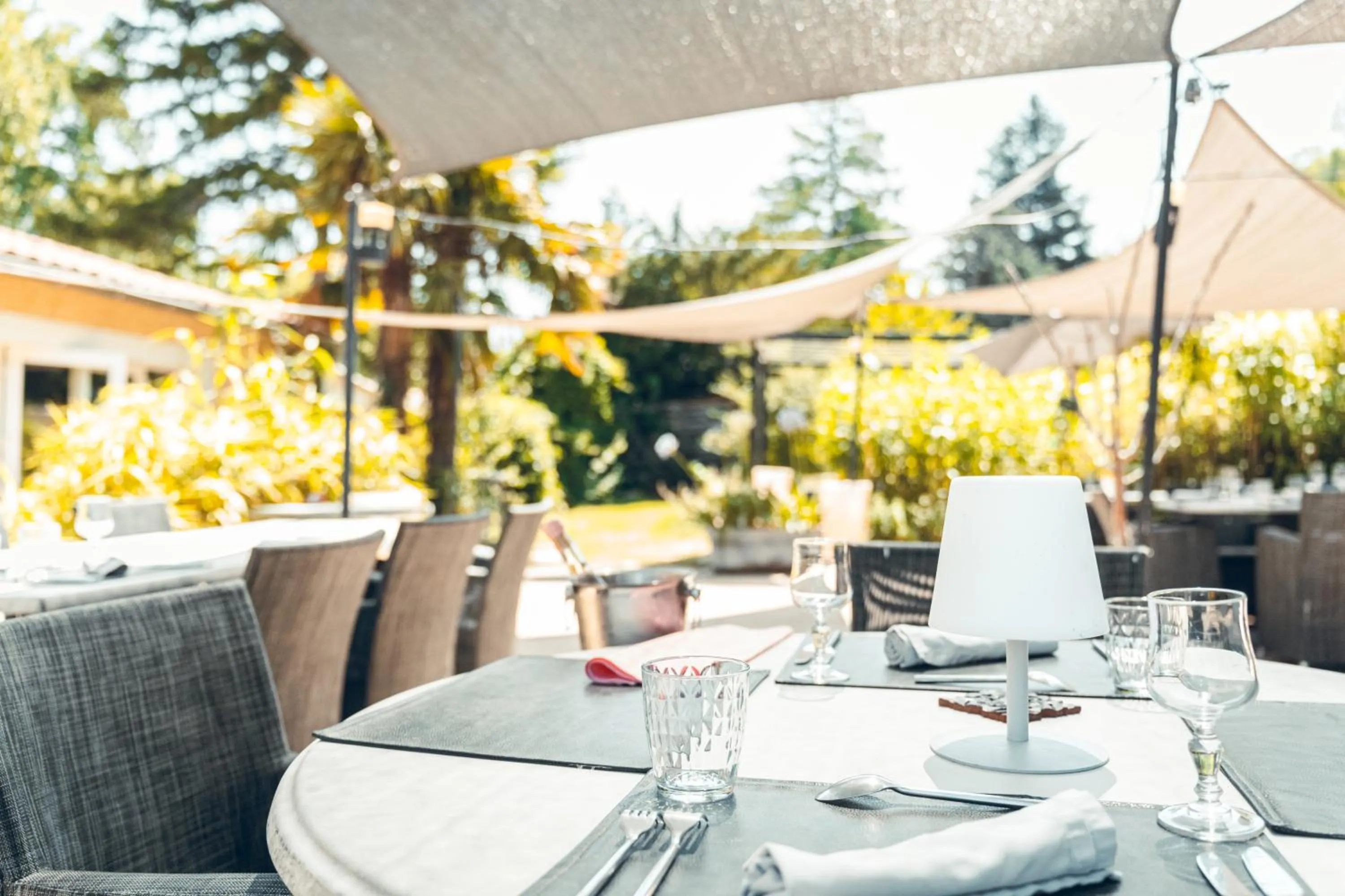 Patio in Logis Hôtel La Magnanerie - Côté Bistro