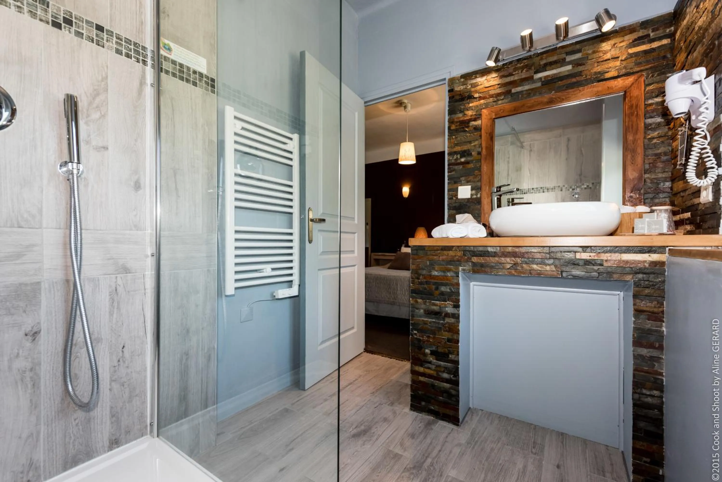 Text overlay in Logis Hôtel La Magnanerie - Côté Bistro