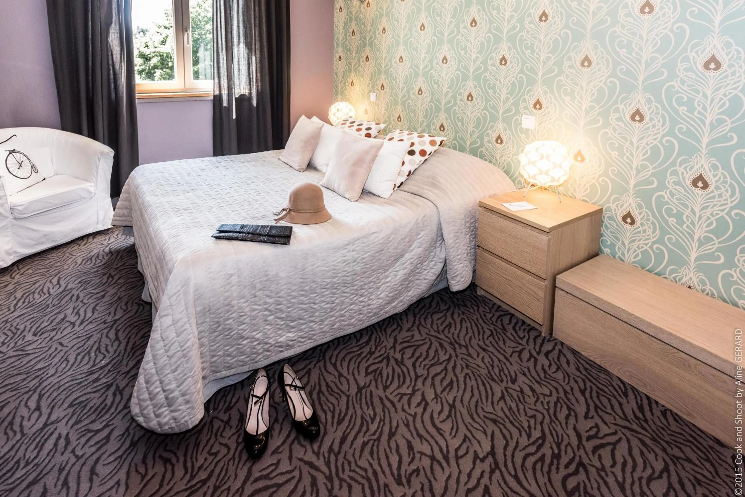 Text overlay, Bed in Logis Hôtel La Magnanerie - Côté Bistro