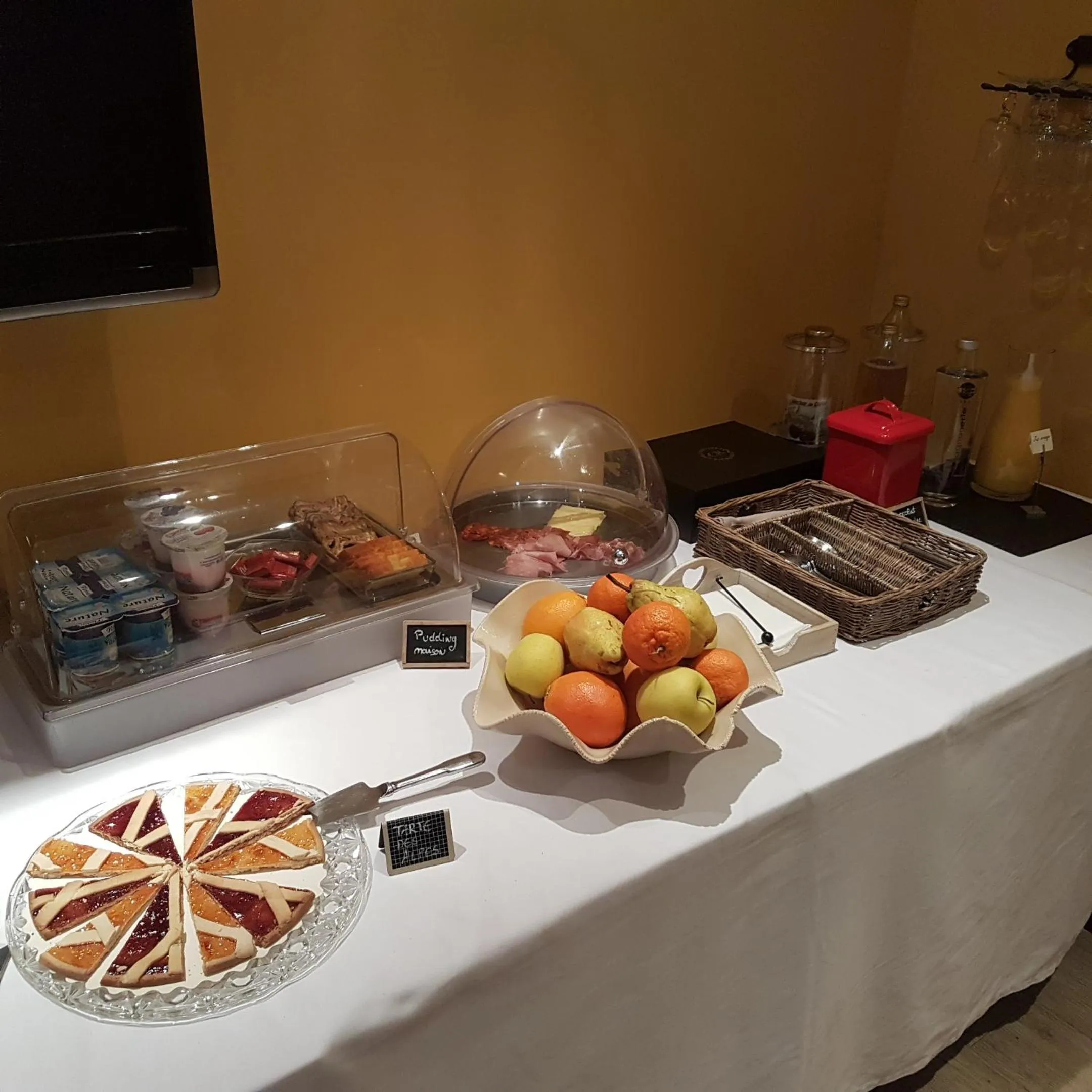 Breakfast in Logis Hôtel La Magnanerie - Côté Bistro