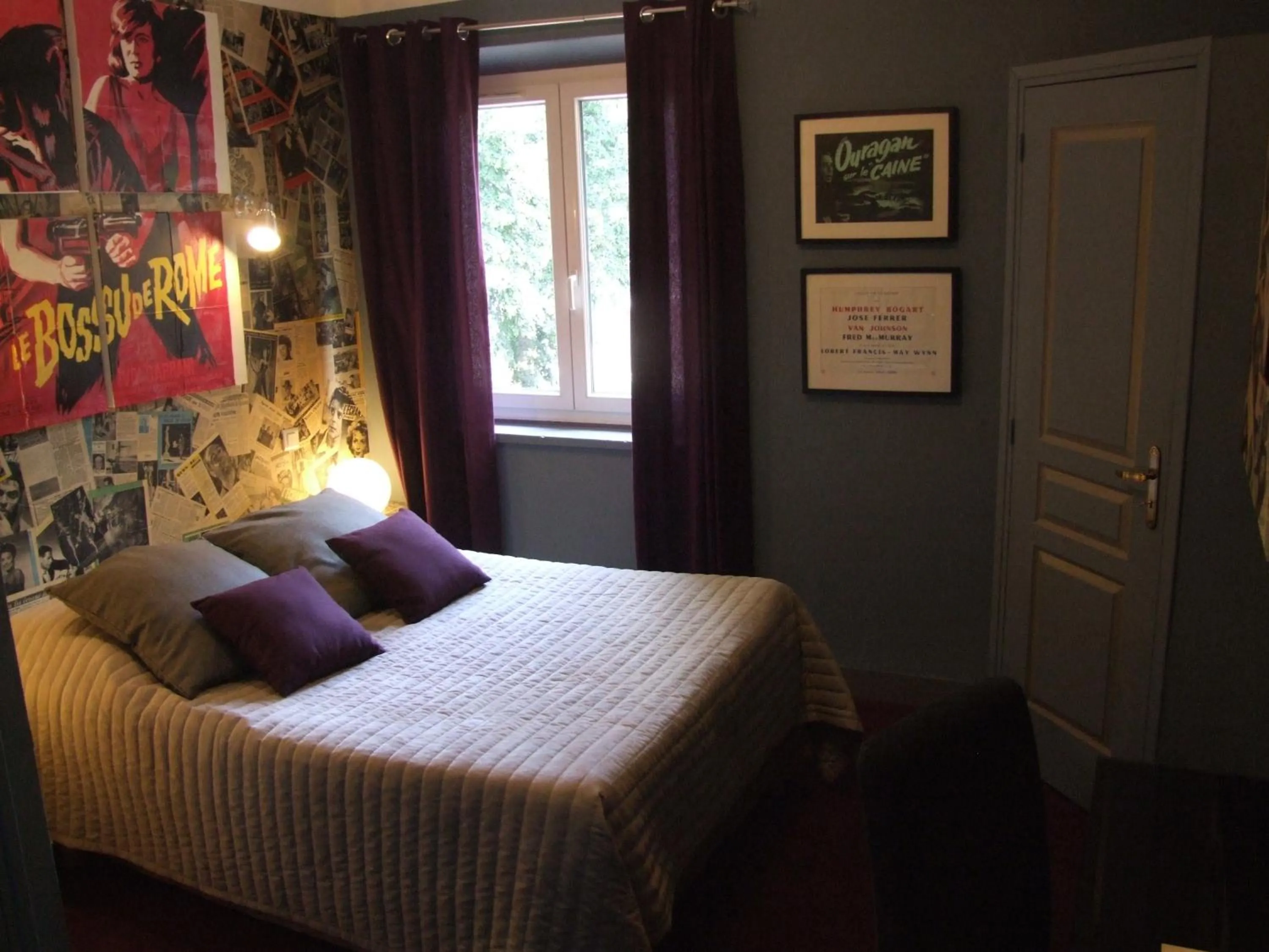 Bed in Logis Hôtel La Magnanerie - Côté Bistro