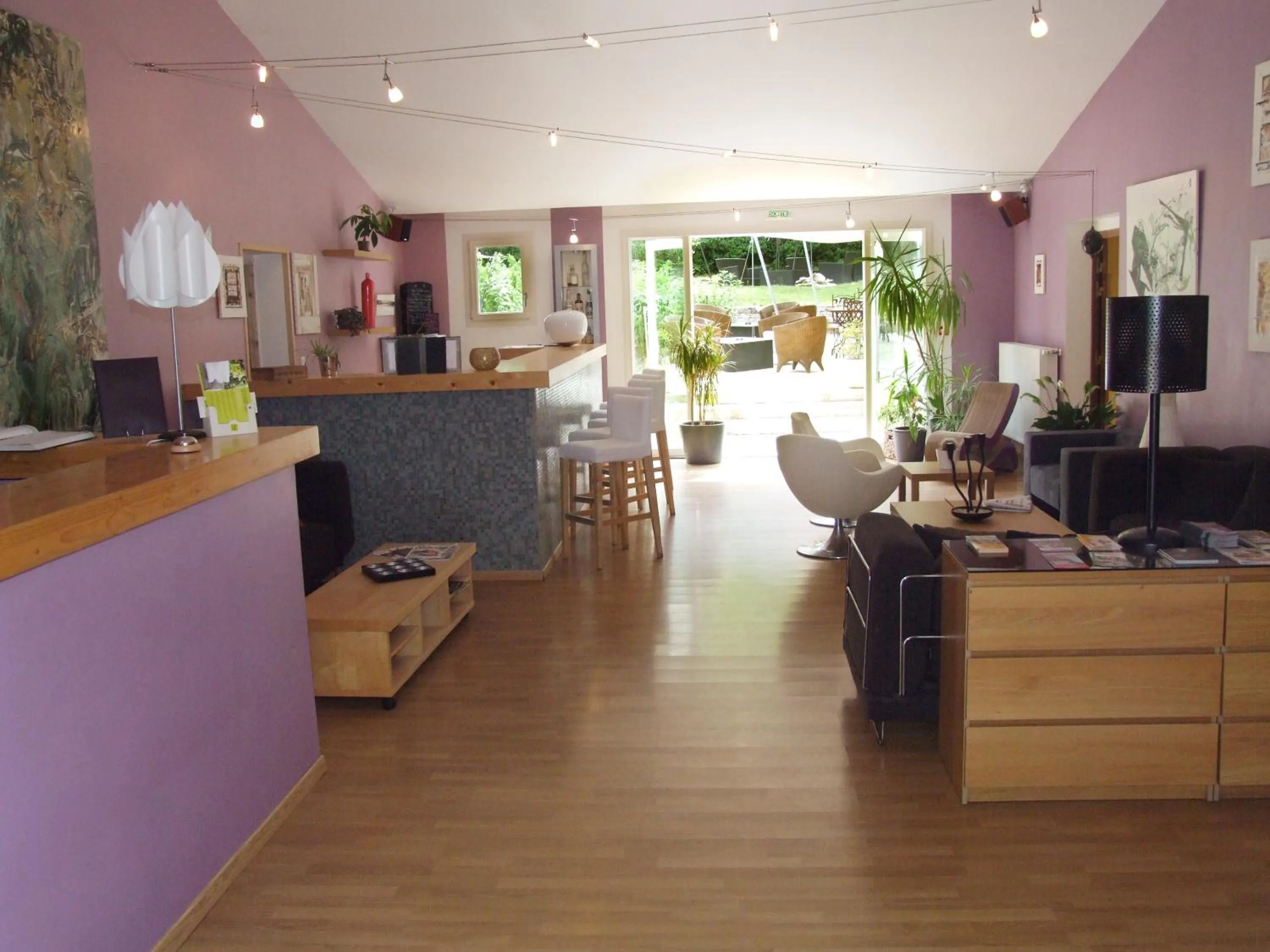 Lobby or reception in Logis Hôtel La Magnanerie - Côté Bistro