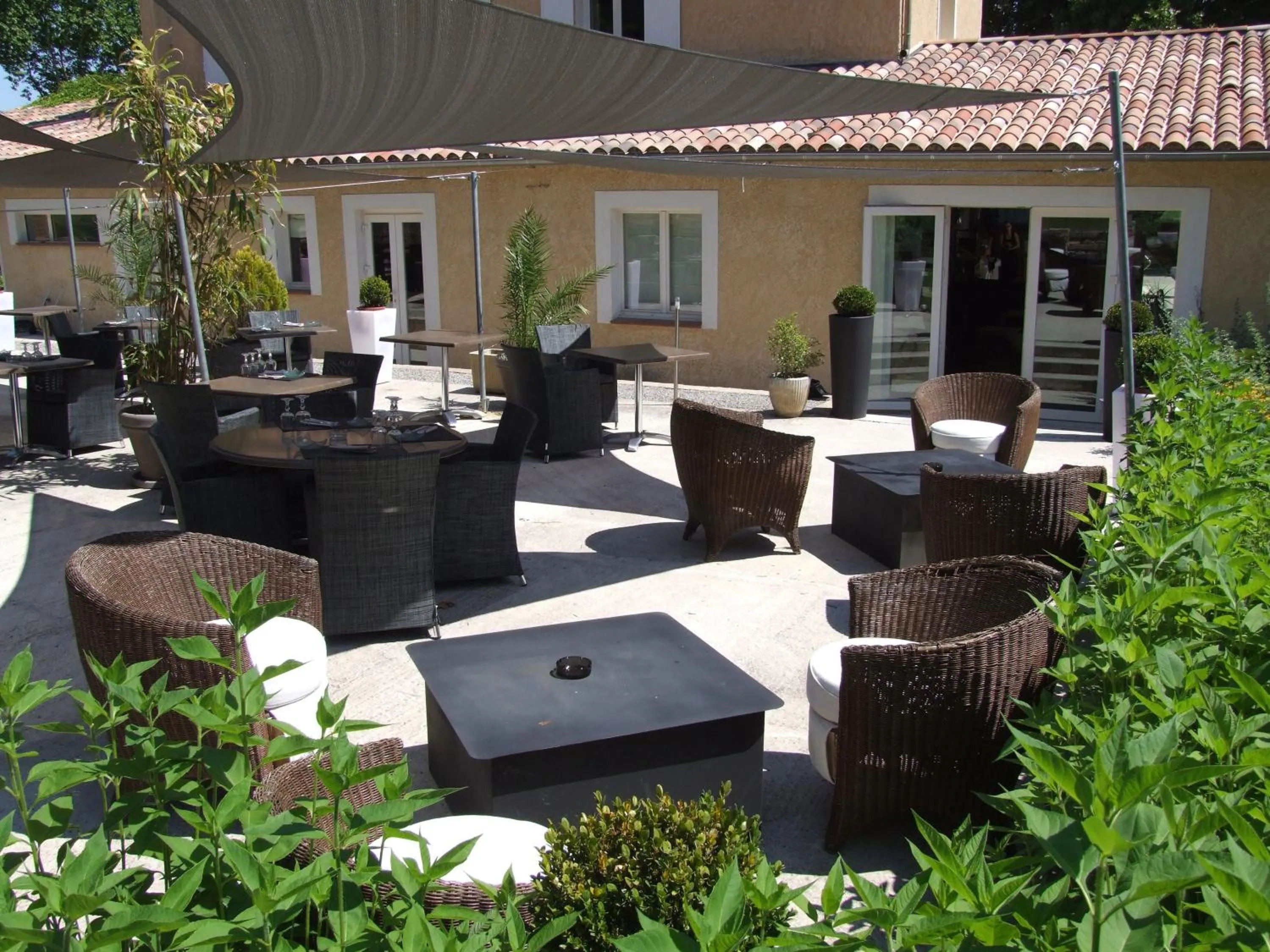 Patio in Logis Hôtel La Magnanerie - Côté Bistro