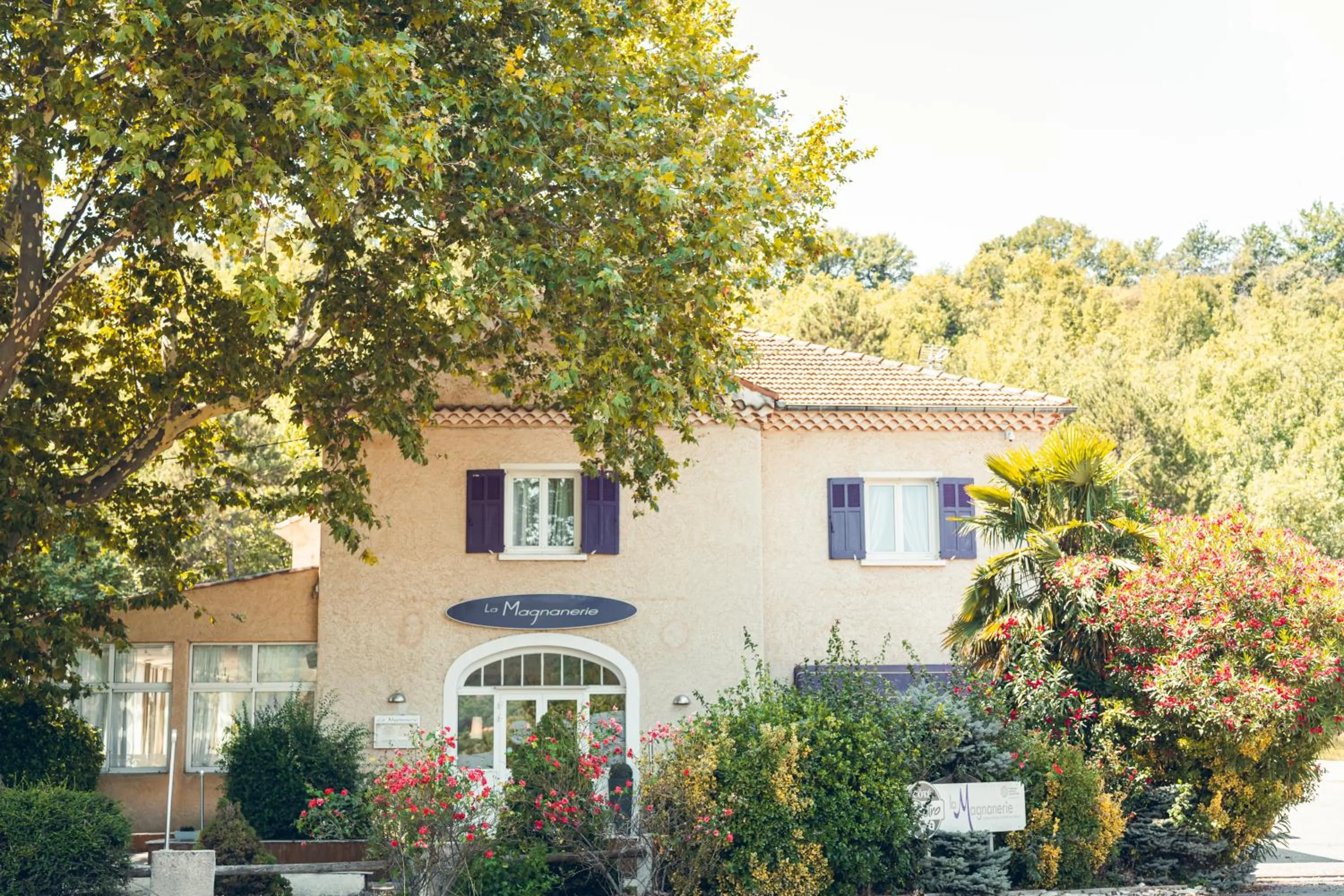 Facade/entrance in Logis Hôtel La Magnanerie - Côté Bistro