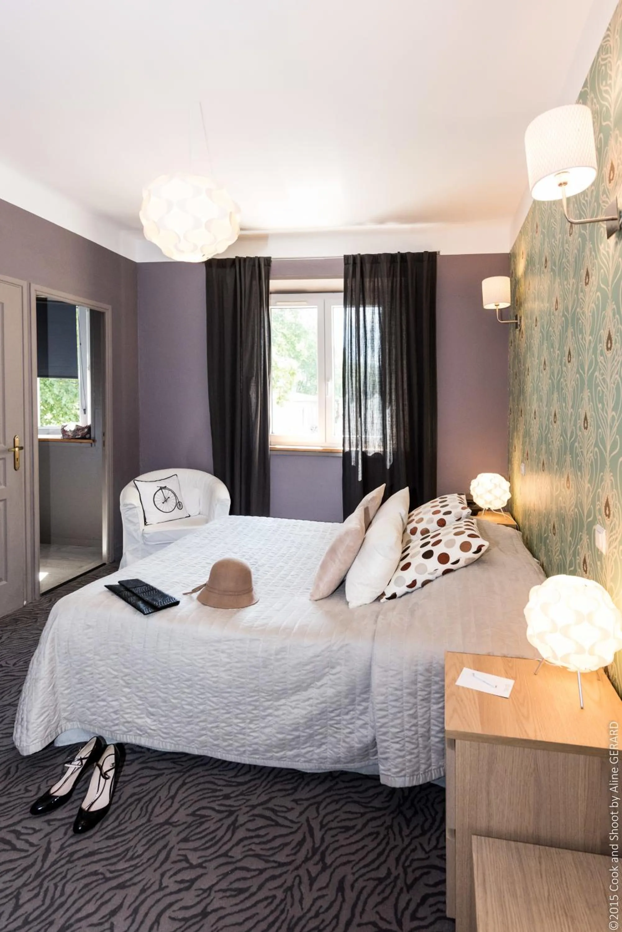 Text overlay, Bed in Logis Hôtel La Magnanerie - Côté Bistro