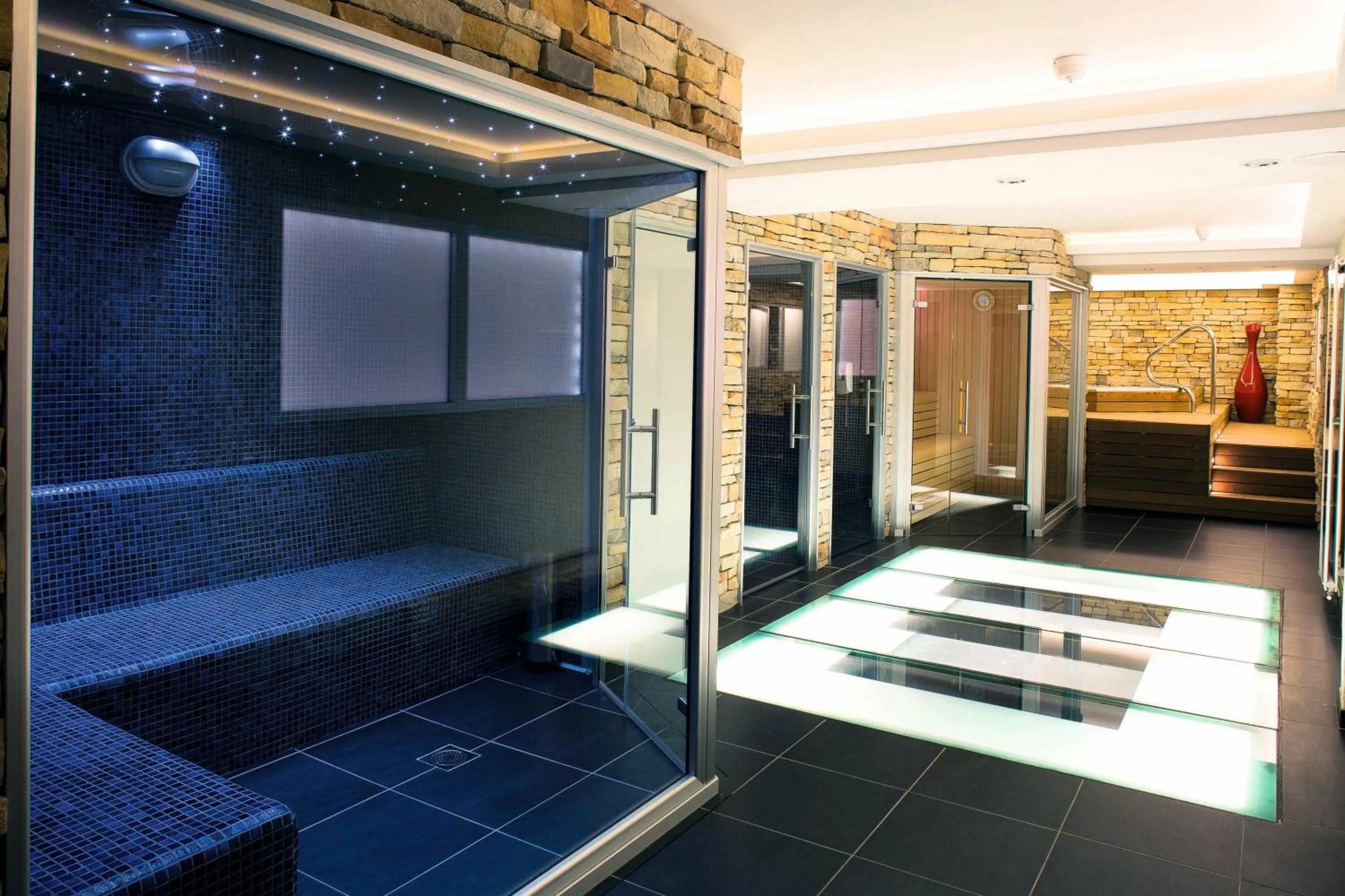 Steam room in Hotel Du Commerce Spa
