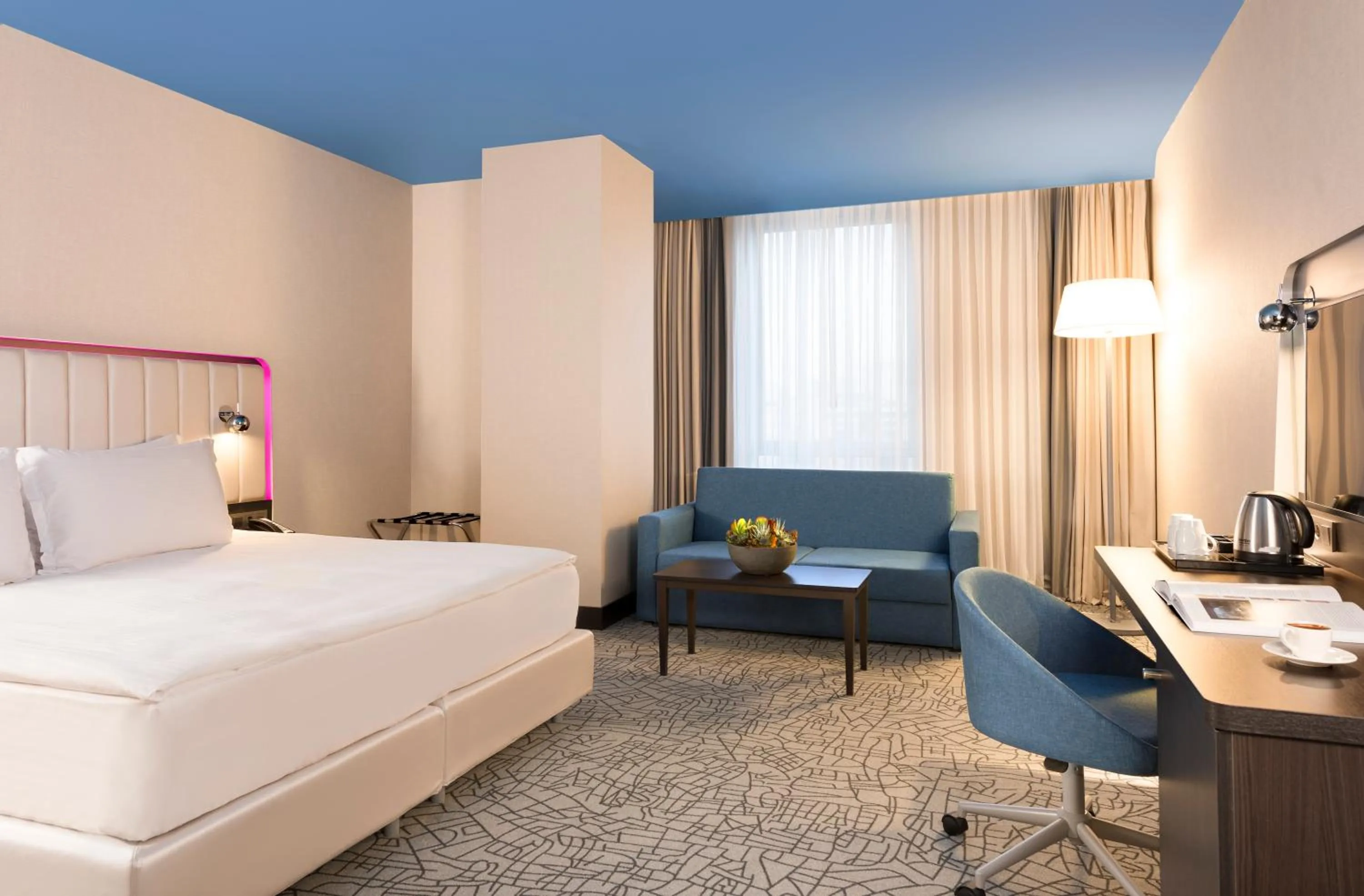 Living room, Bed in Park Inn by Radisson Istanbul Atasehir