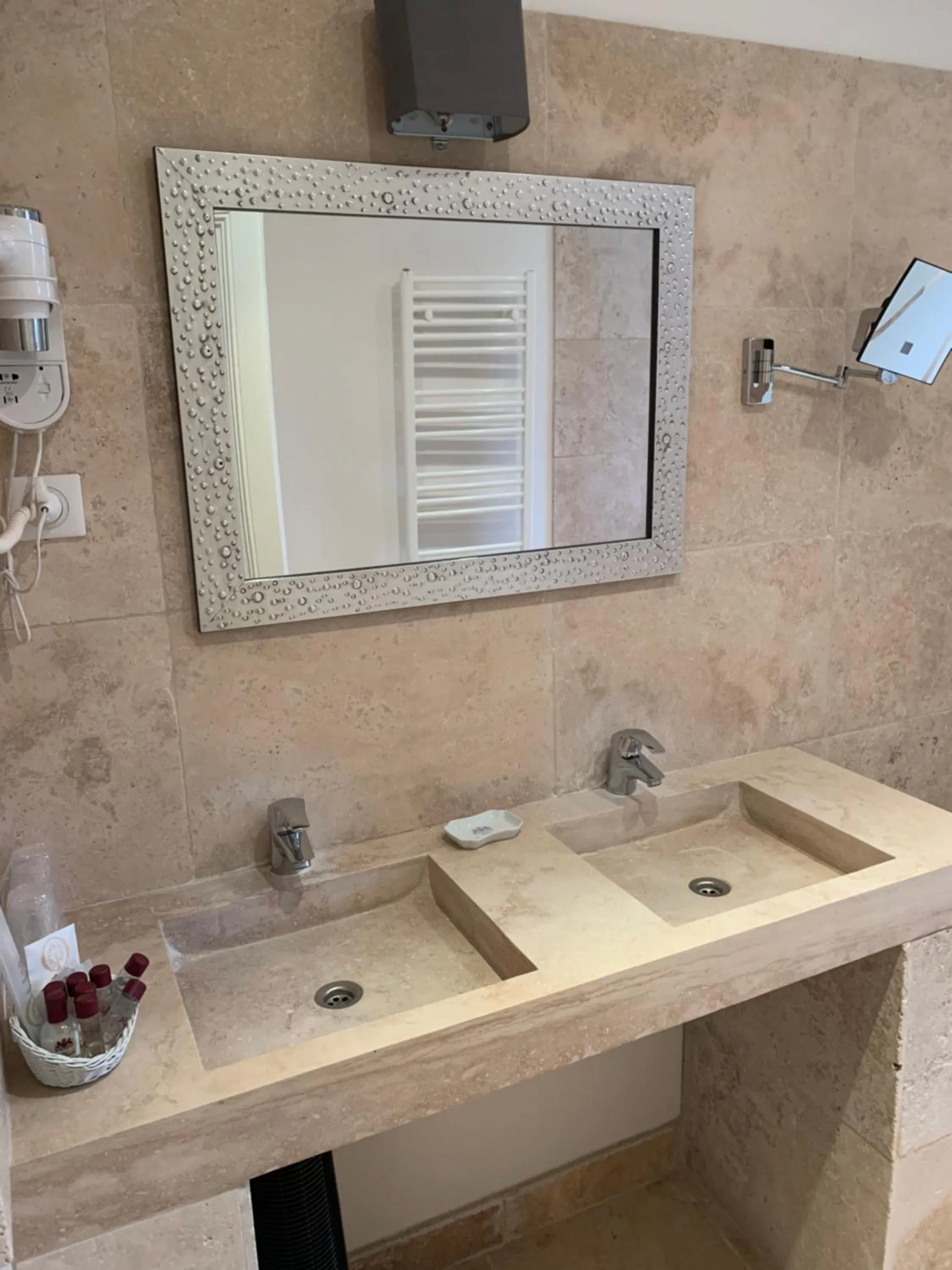 Bathroom in Hôtellerie Nouvelle de Villemartin