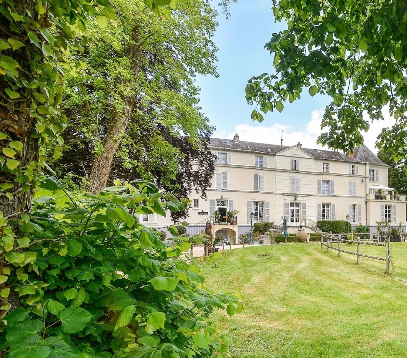 Property building in Hôtellerie Nouvelle de Villemartin