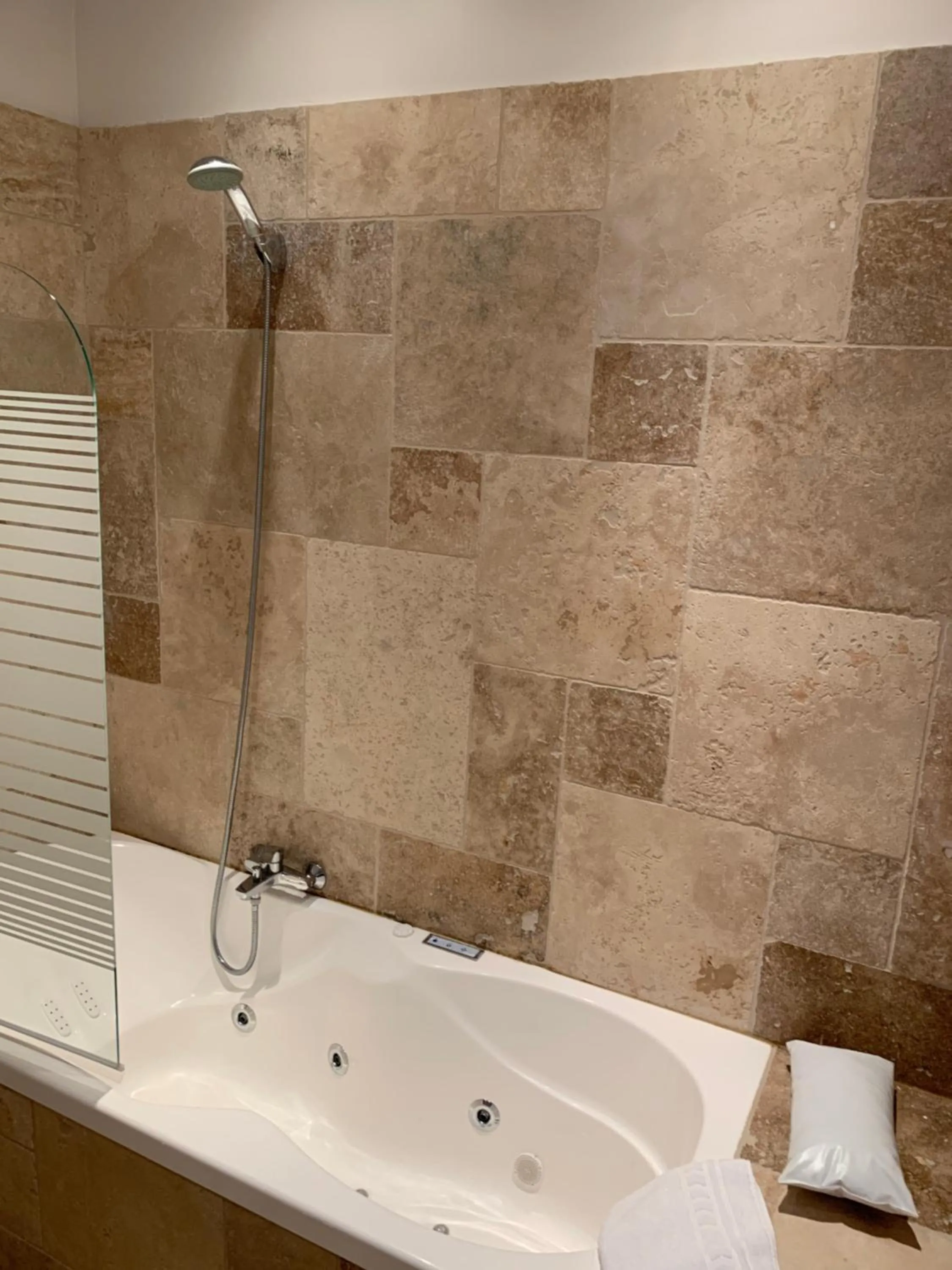 Bathroom in Hôtellerie Nouvelle de Villemartin