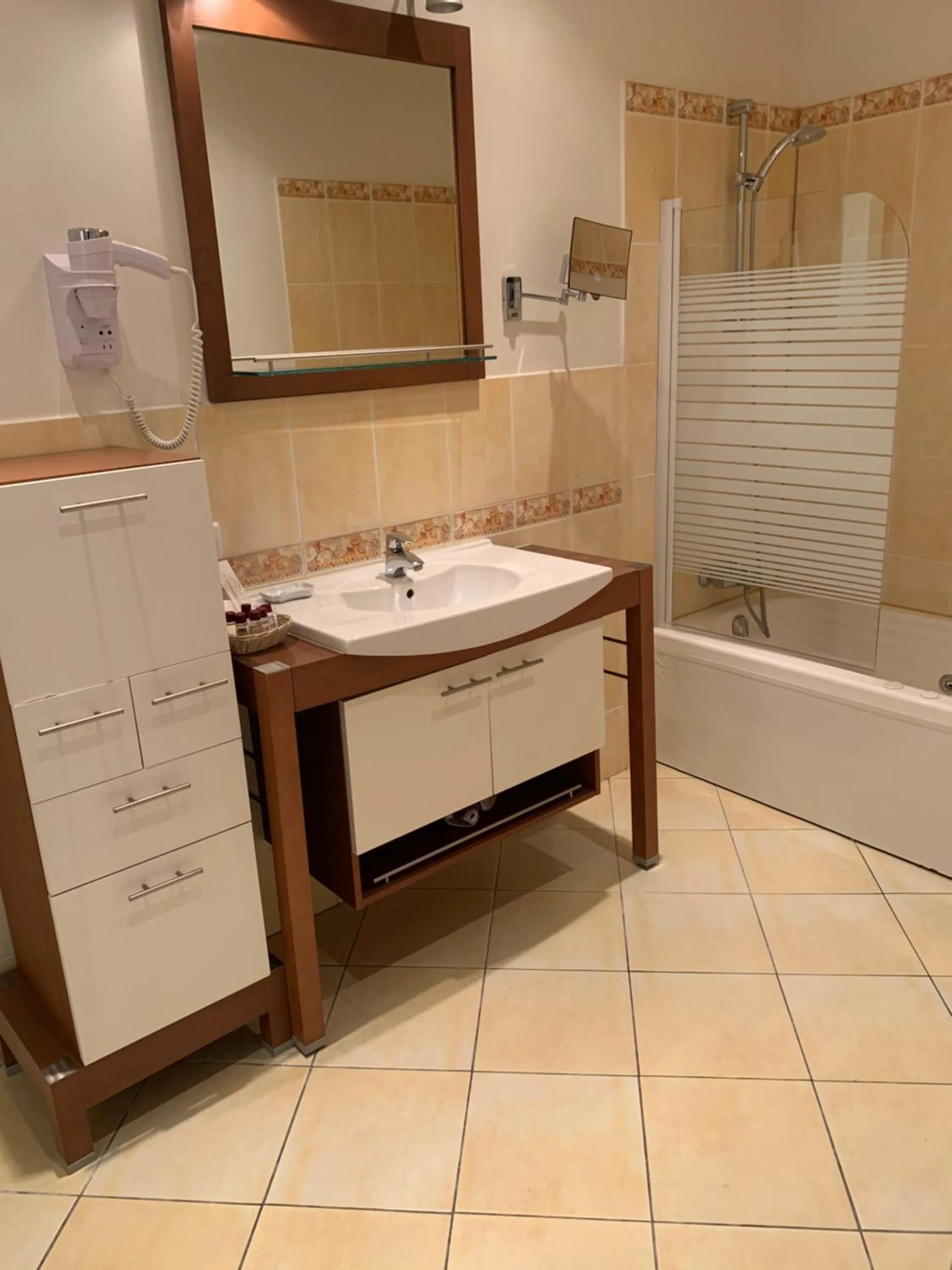 Bathroom in Hôtellerie Nouvelle de Villemartin