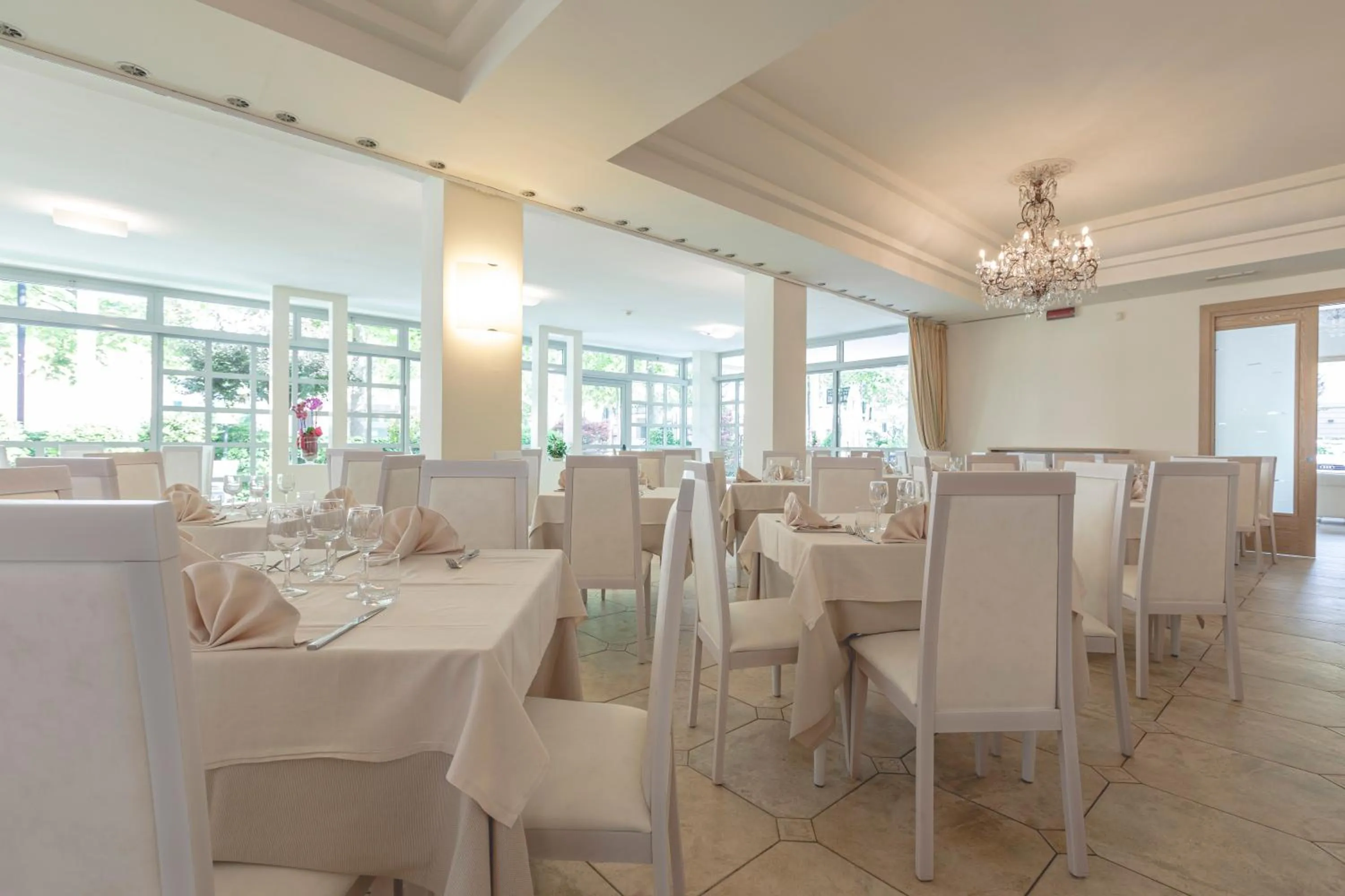 Restaurant/places to eat in Hotel Athena