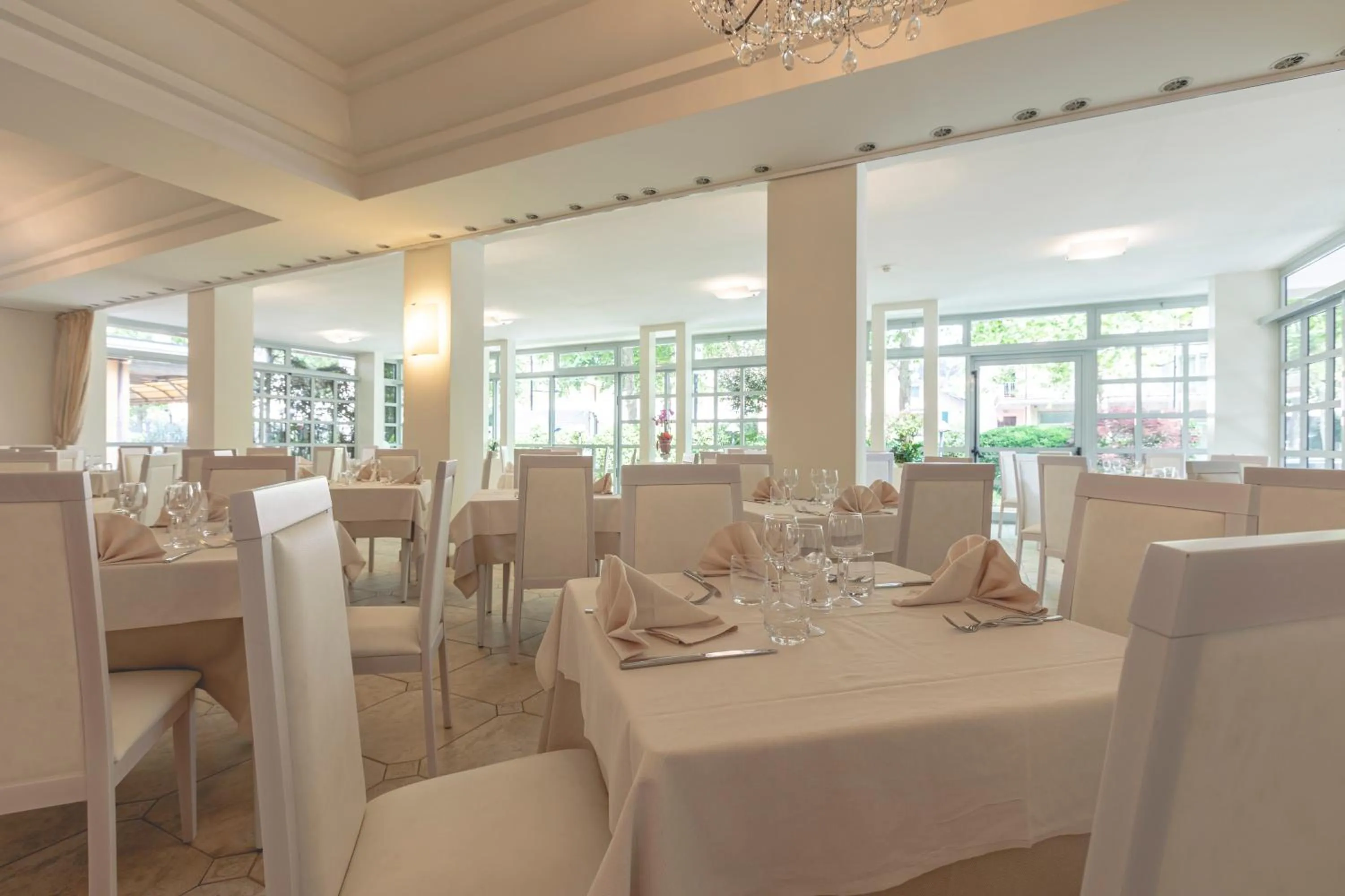 Restaurant/places to eat in Hotel Athena