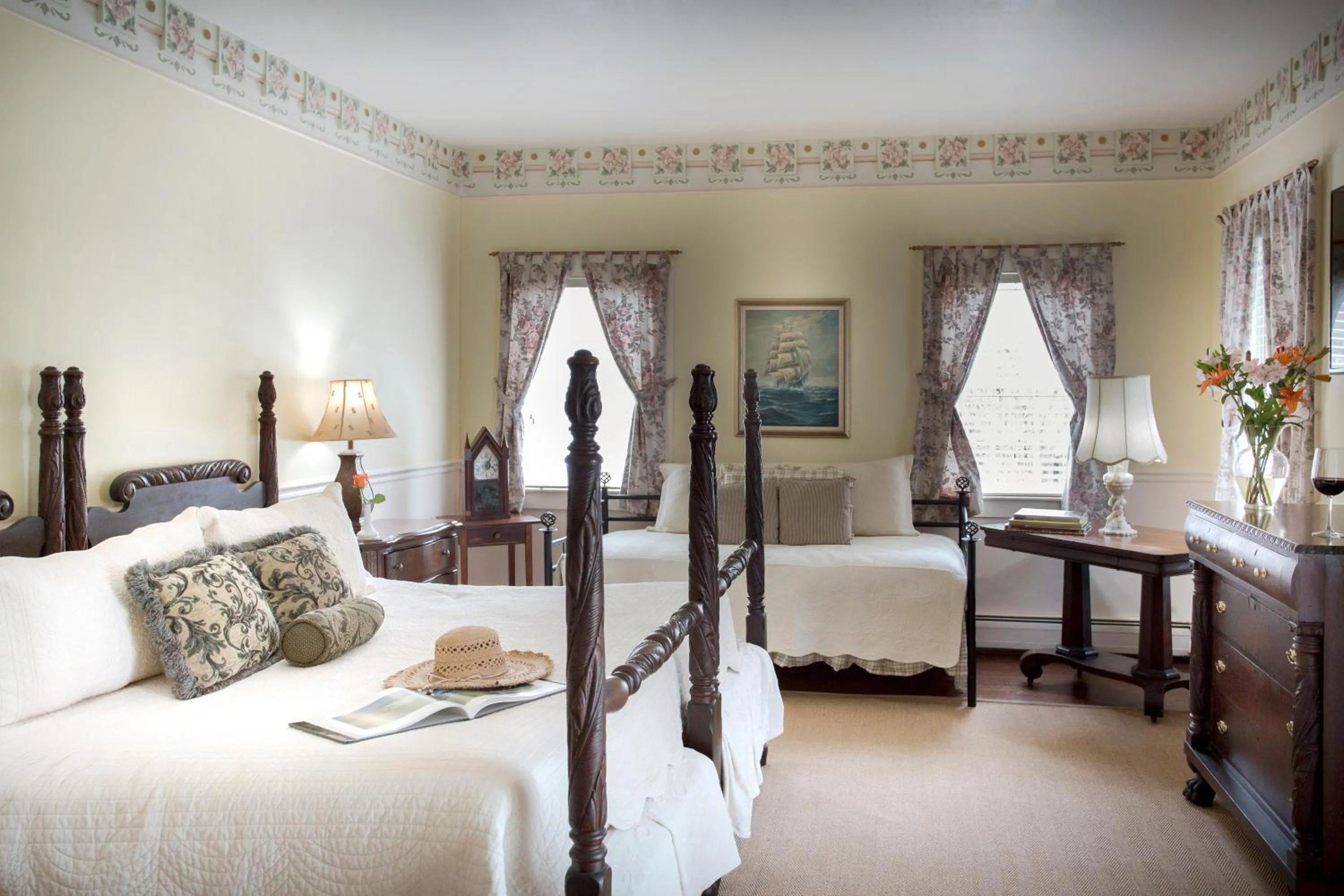 Photo of the whole room, Bed in Queen Anne Inn