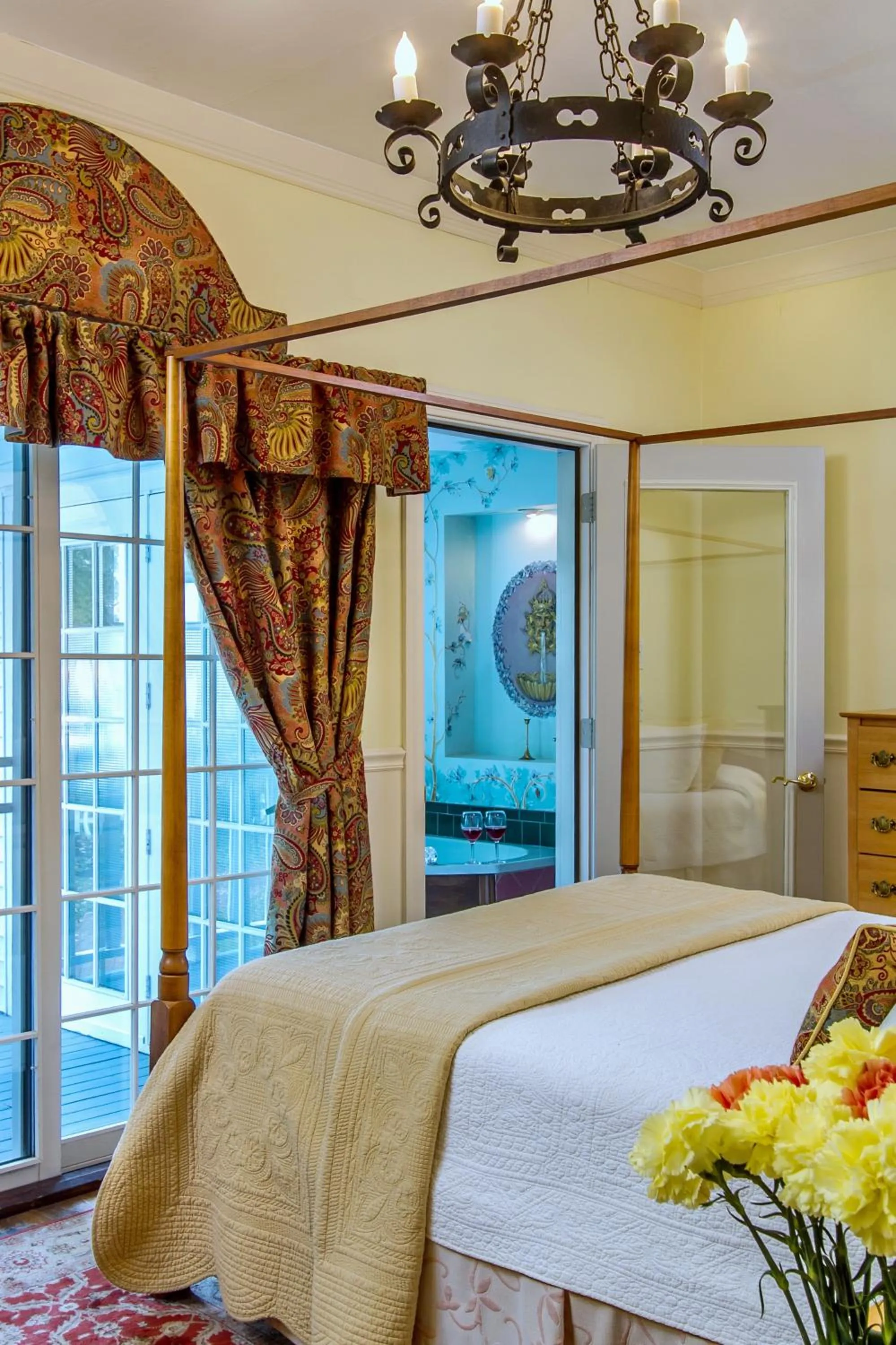 Day, Bed in Queen Anne Inn