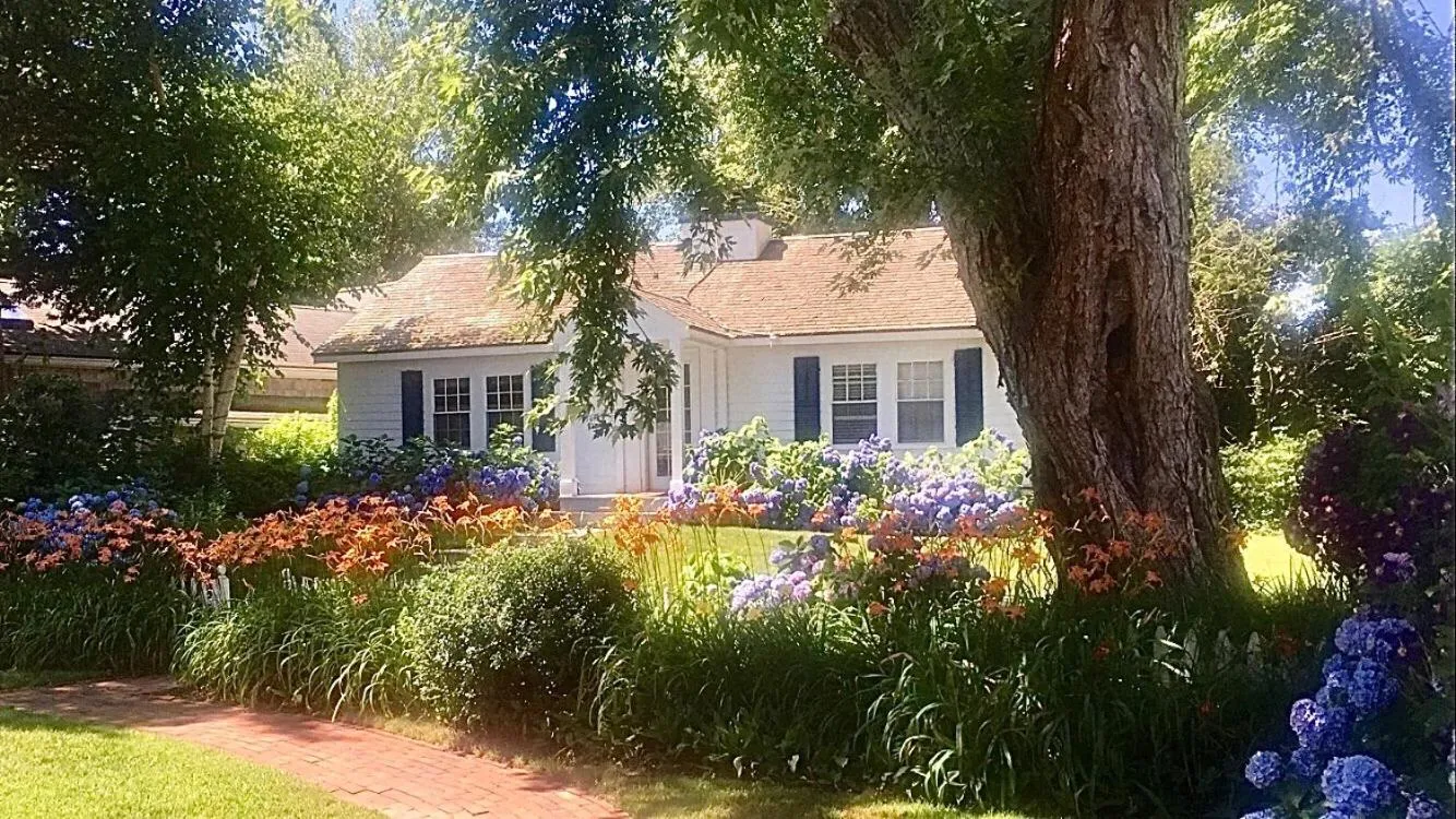 Property building in Queen Anne Inn