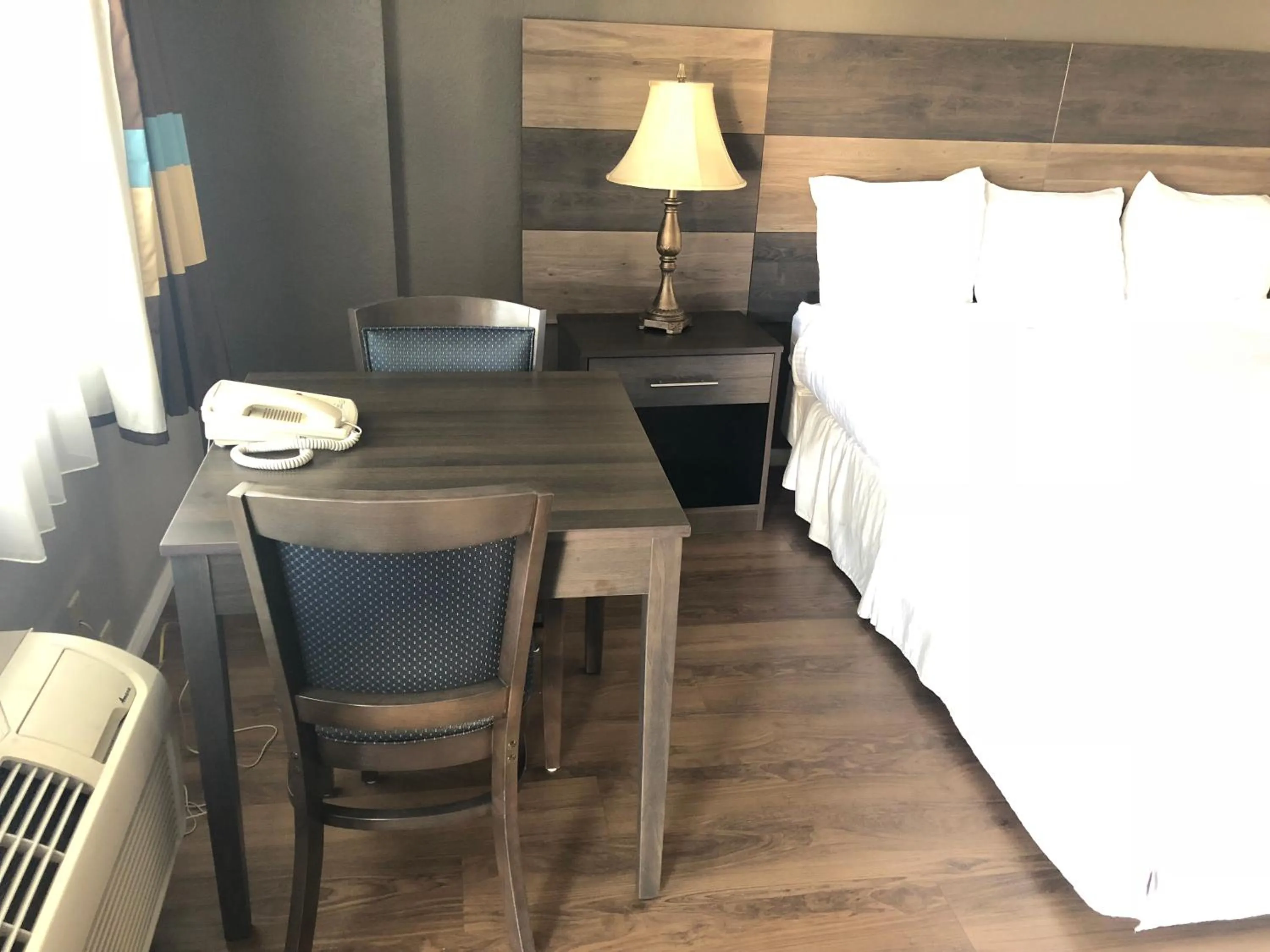 Dining area, Bed in Cozy Inn