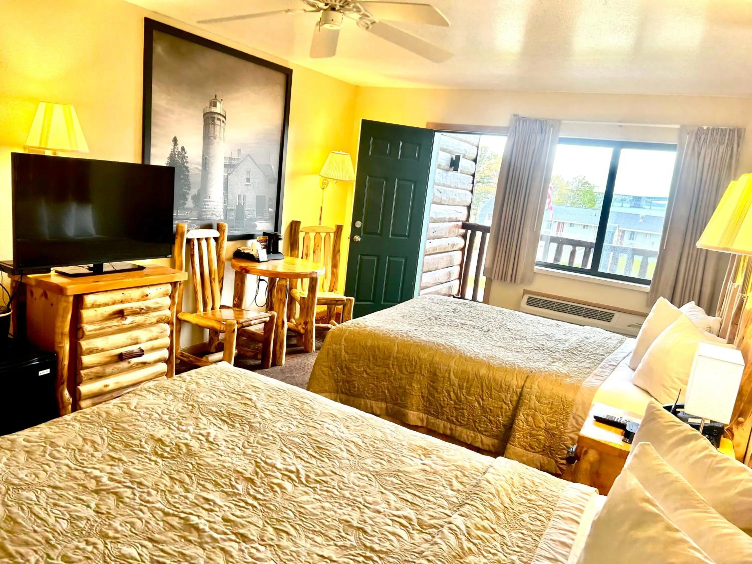 Bed in Super 8 by Wyndham Bridgeview of Mackinaw City