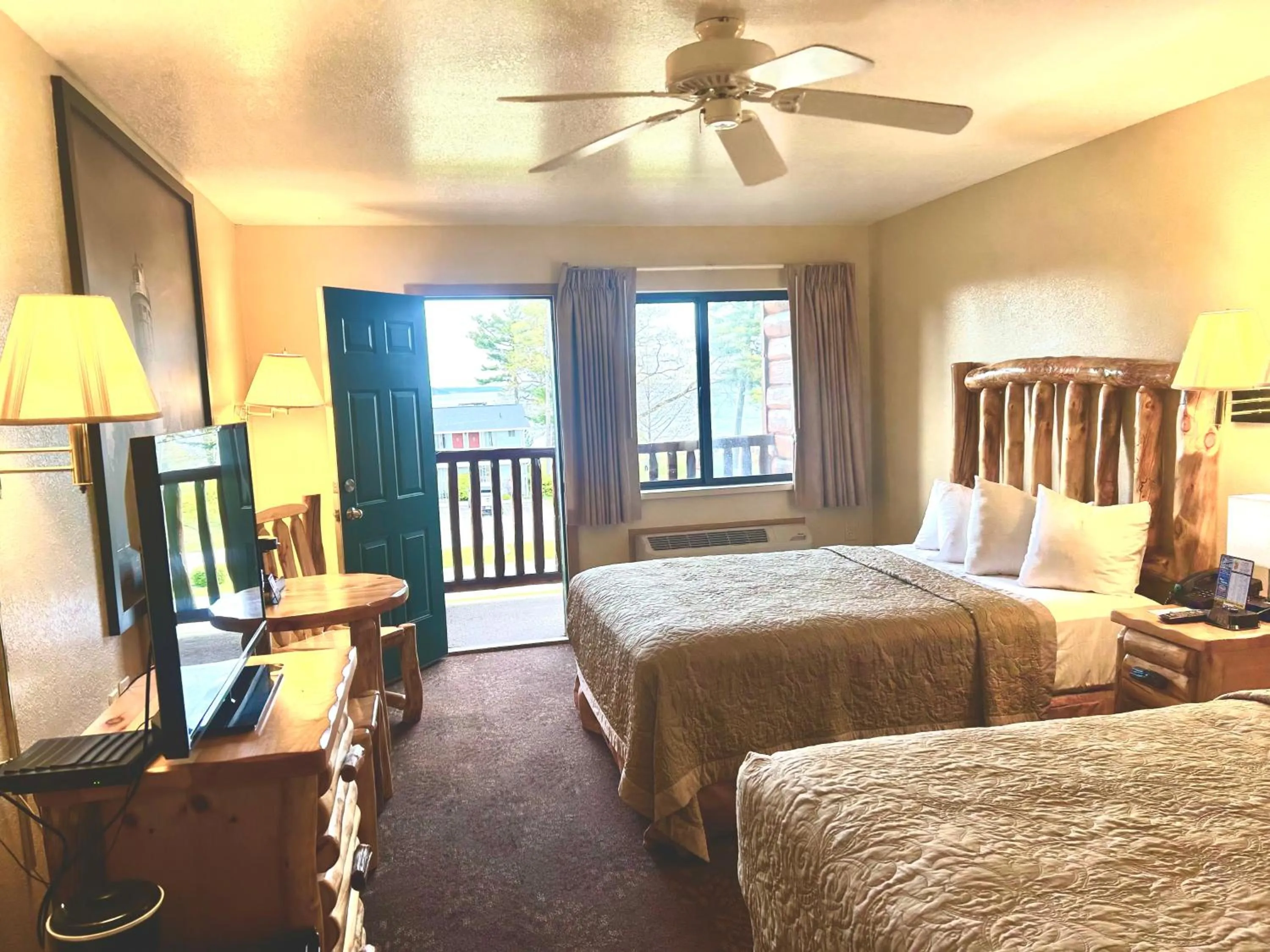 Bed in Super 8 by Wyndham Bridgeview of Mackinaw City