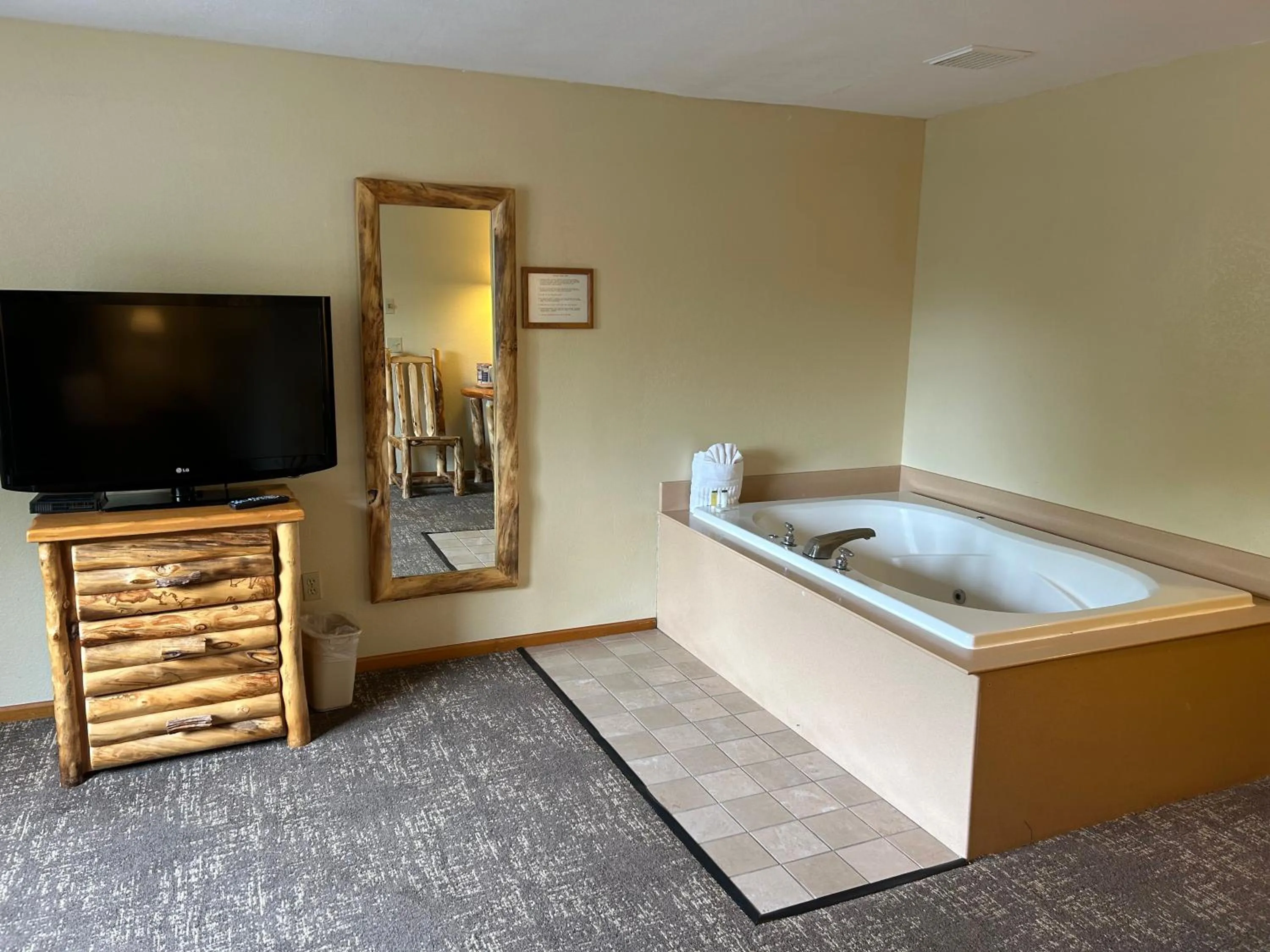 Bed in Super 8 by Wyndham Bridgeview of Mackinaw City