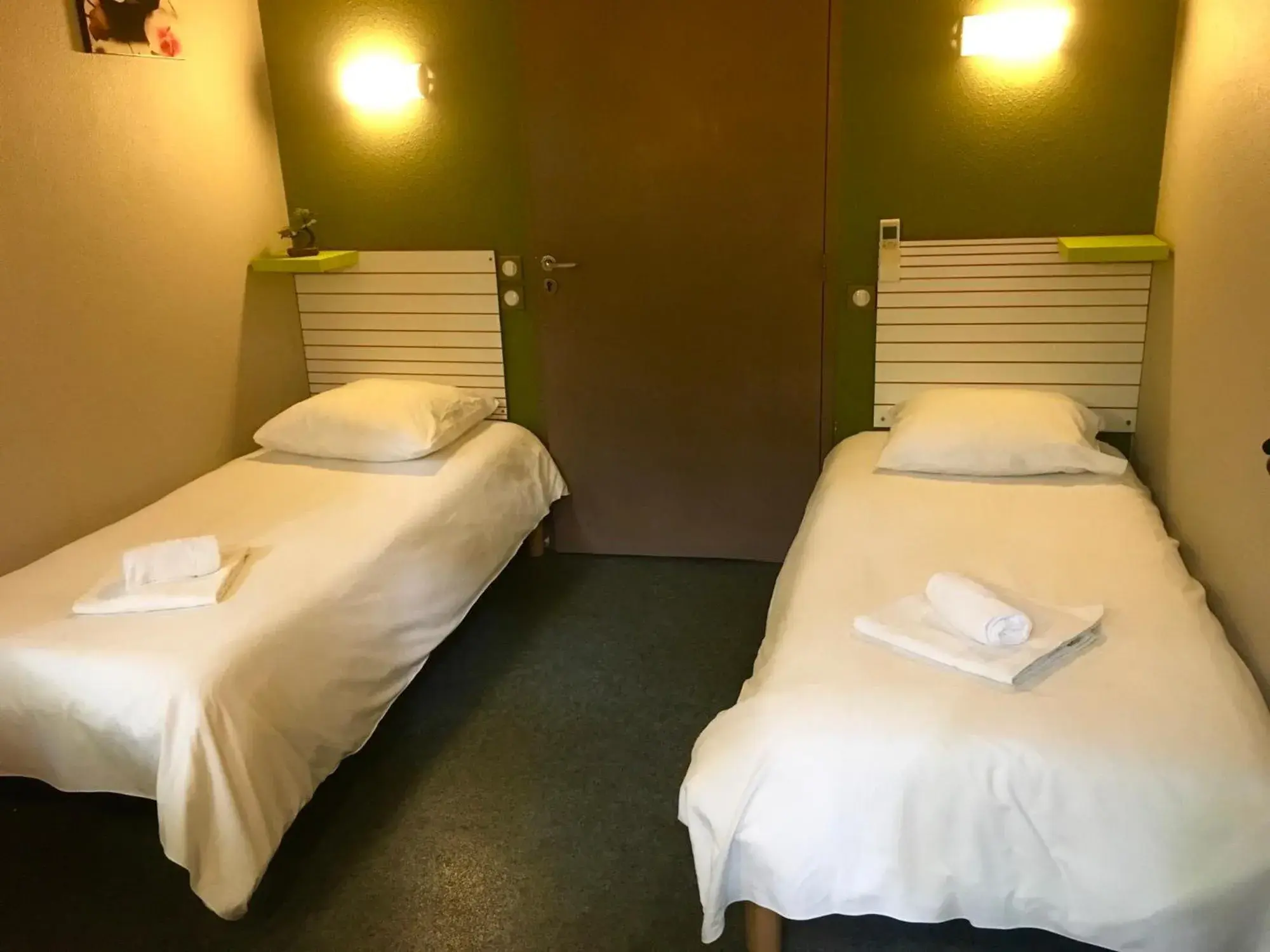 Double or Twin Room - Disability Access in Hotel Bel Alp Manosque Double or Twin Room - Disability Access in Hotel Bel Alp Manosque