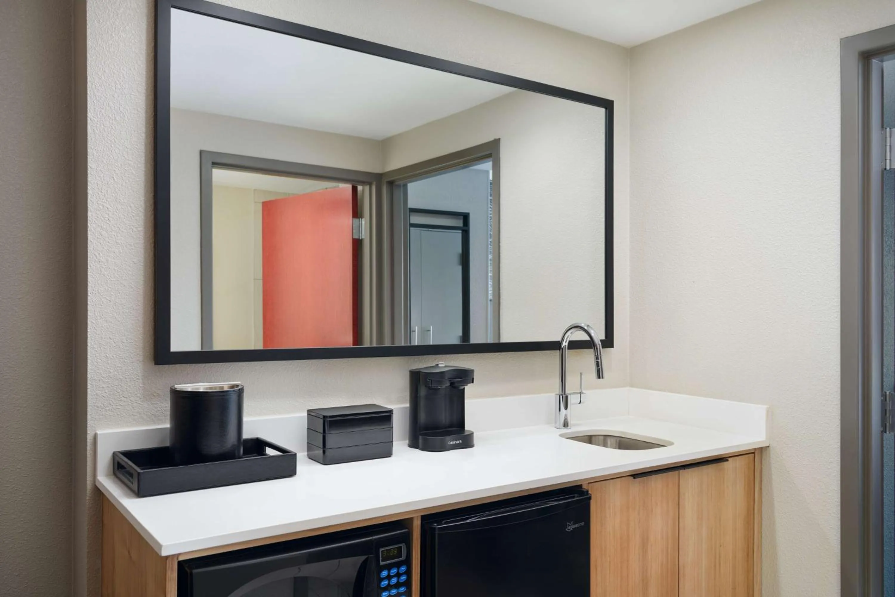 Photo of the whole room in Embassy Suites by Hilton Hampton Convention Center